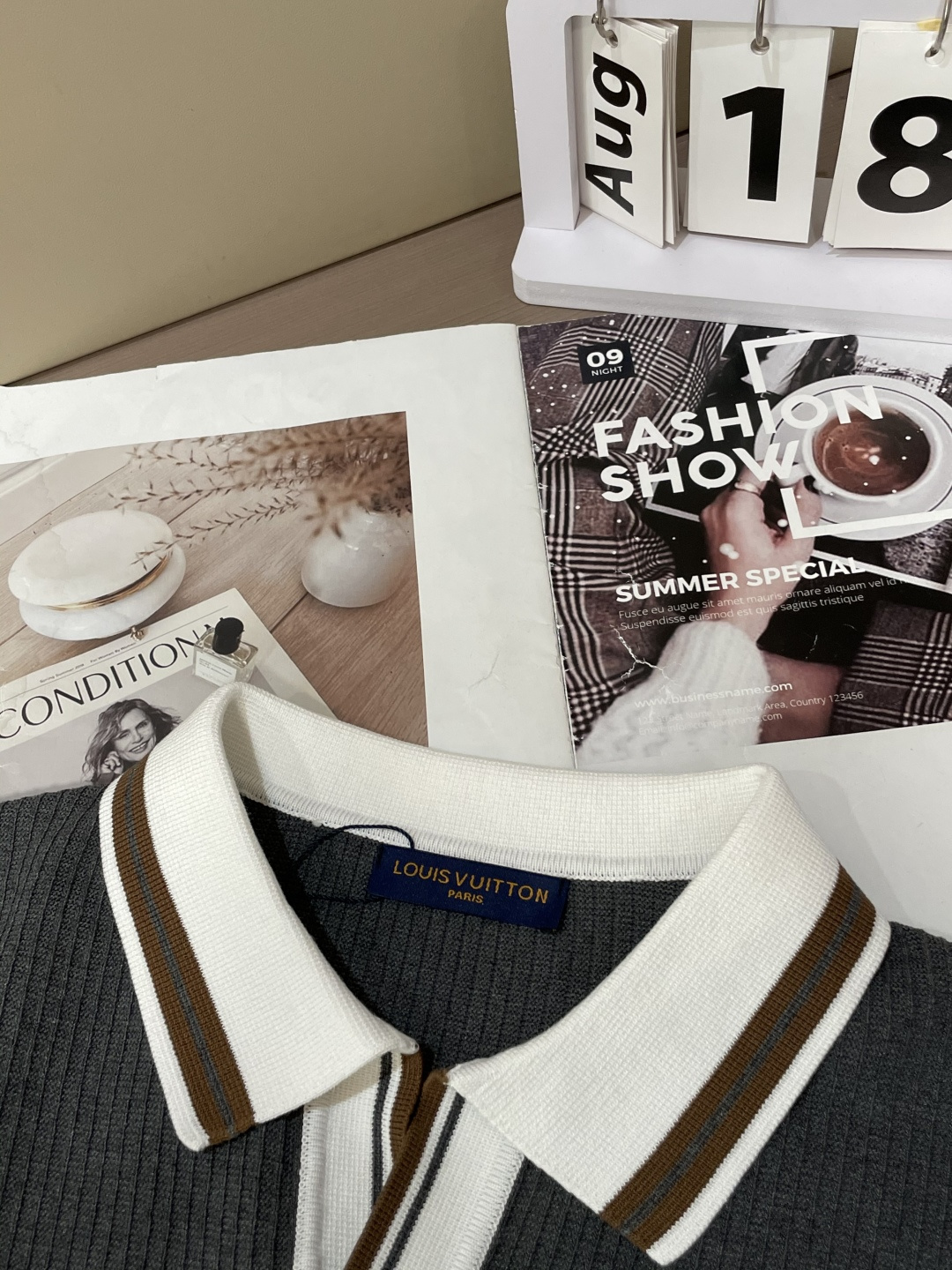 
Lv 2025ss秋冬打底新品男士针织短袖衫！独家首发 采用纤维超细与高弹的伊力特纱线织造而成，质感与