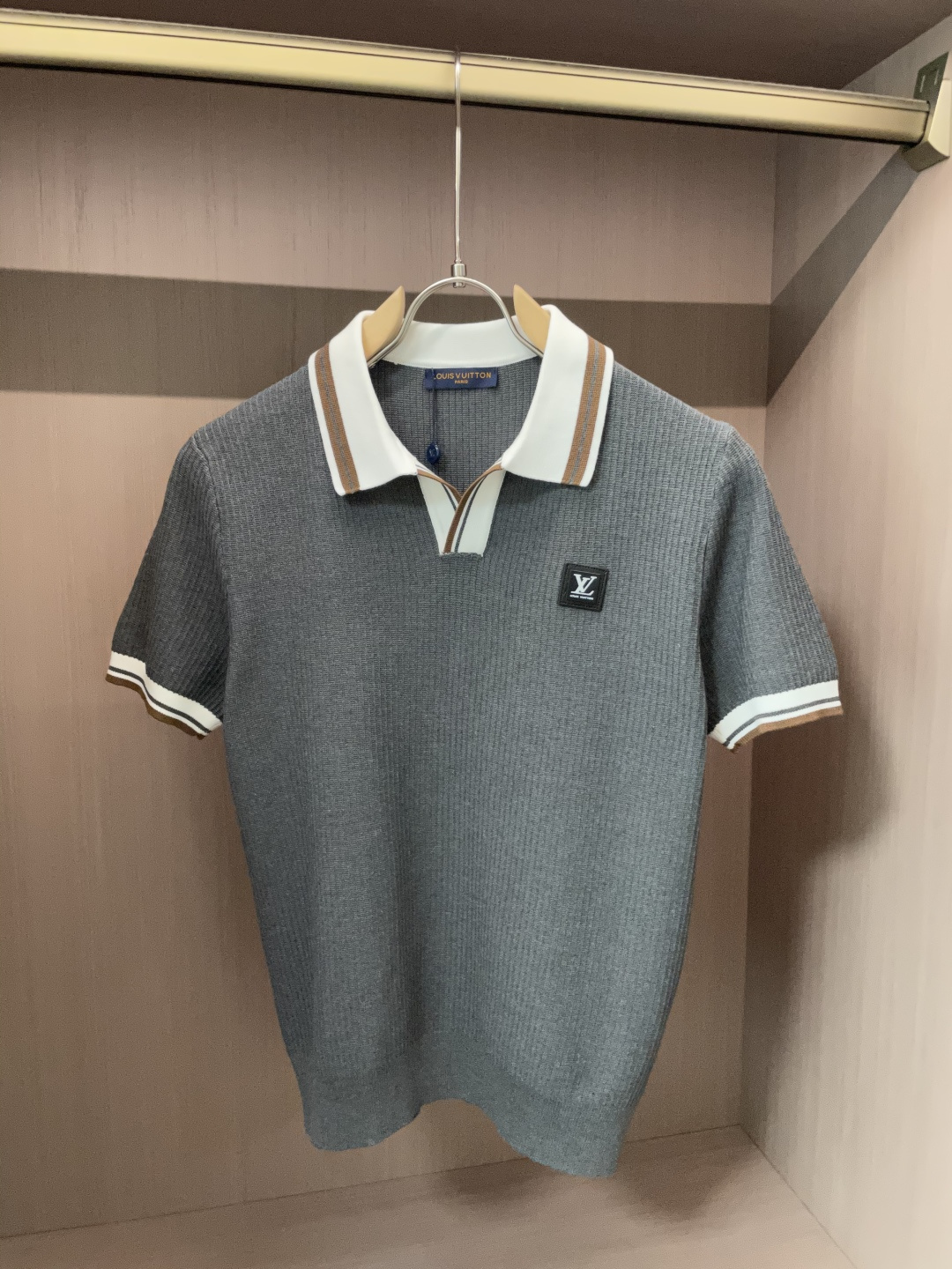 
Lv 2025ss秋冬打底新品男士针织短袖衫！独家首发 采用纤维超细与高弹的伊力特纱线织造而成，质感与