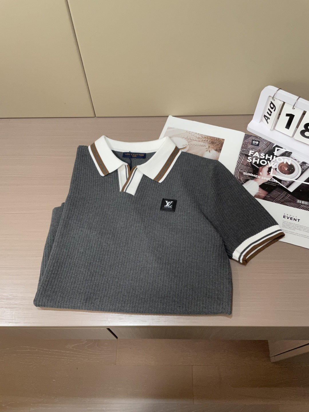 
Lv 2025ss秋冬打底新品男士针织短袖衫！独家首发 采用纤维超细与高弹的伊力特纱线织造而成，质感与