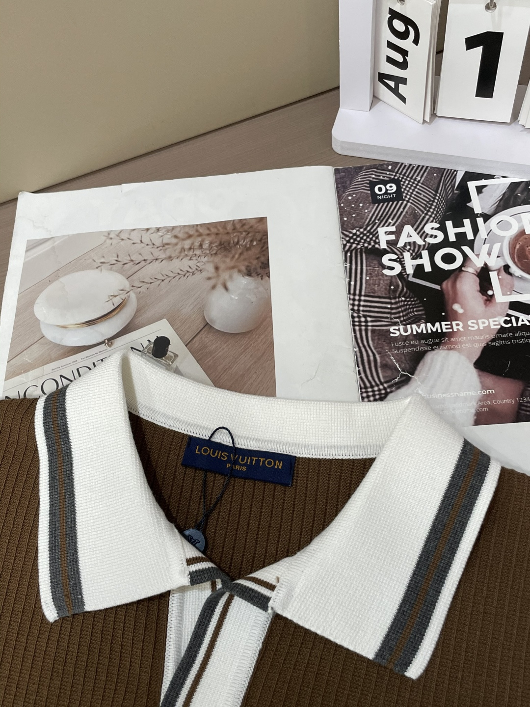 
Lv 2025ss秋冬打底新品男士针织短袖衫！独家首发 采用纤维超细与高弹的伊力特纱线织造而成，质感与