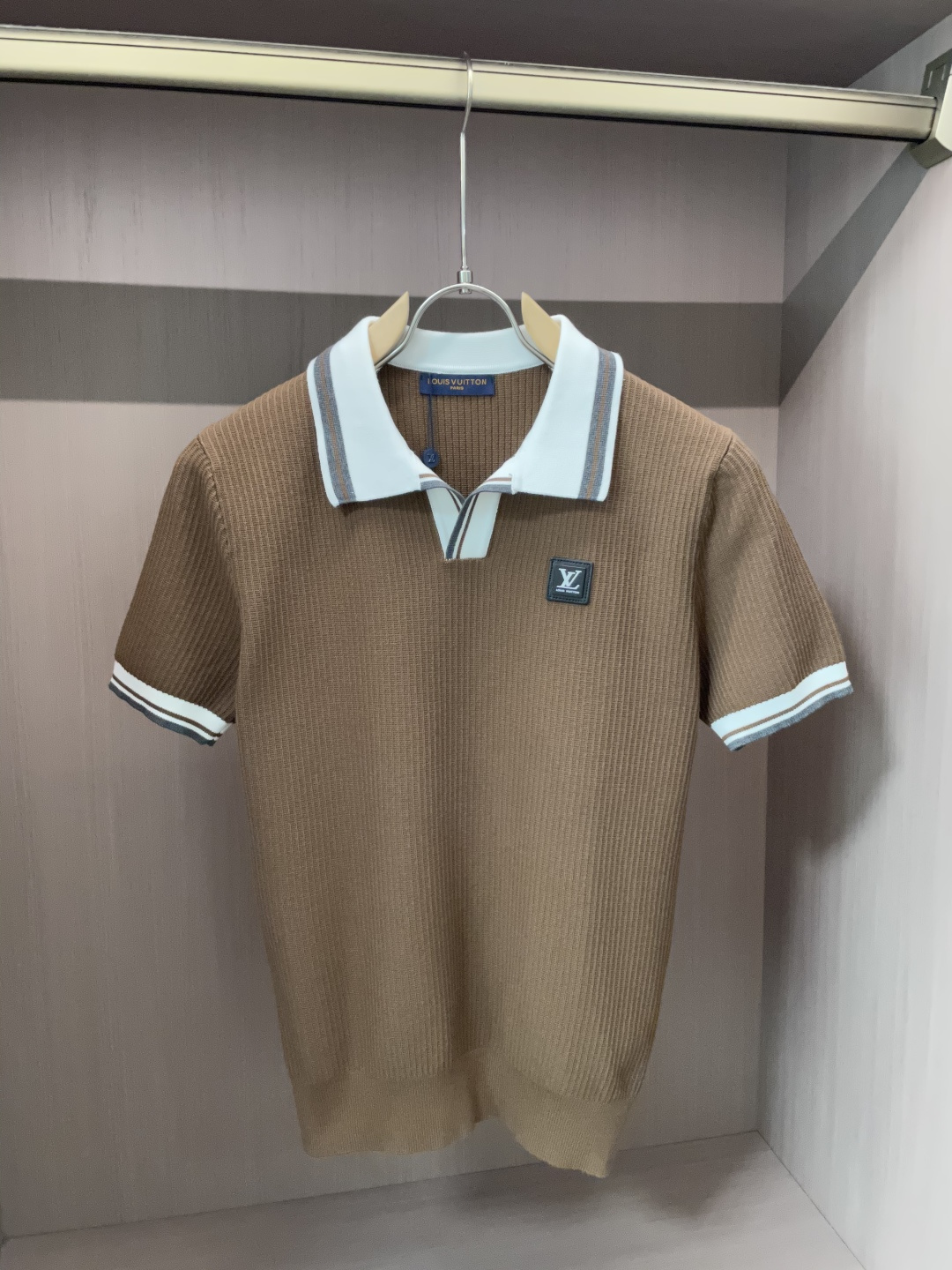 
Lv 2025ss秋冬打底新品男士针织短袖衫！独家首发 采用纤维超细与高弹的伊力特纱线织造而成，质感与