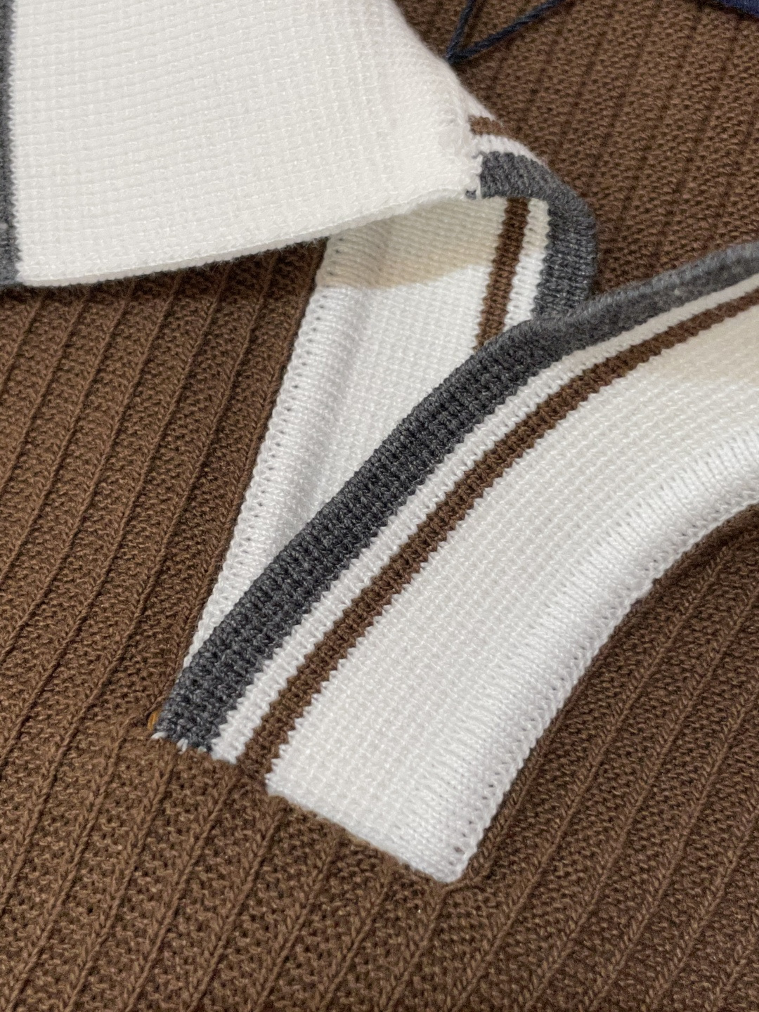 
Lv 2025ss秋冬打底新品男士针织短袖衫！独家首发 采用纤维超细与高弹的伊力特纱线织造而成，质感与