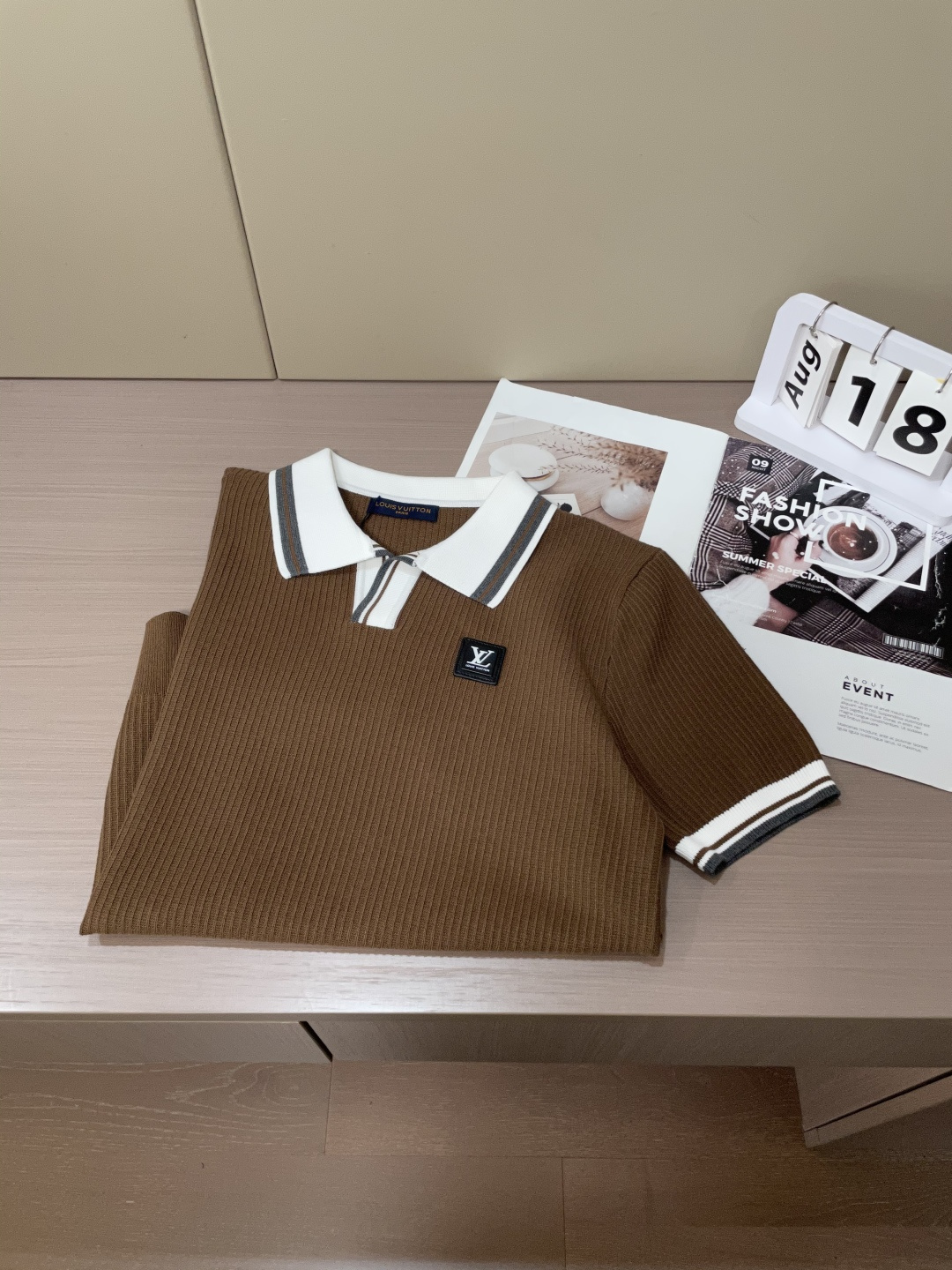 
Lv 2025ss秋冬打底新品男士针织短袖衫！独家首发 采用纤维超细与高弹的伊力特纱线织造而成，质感与