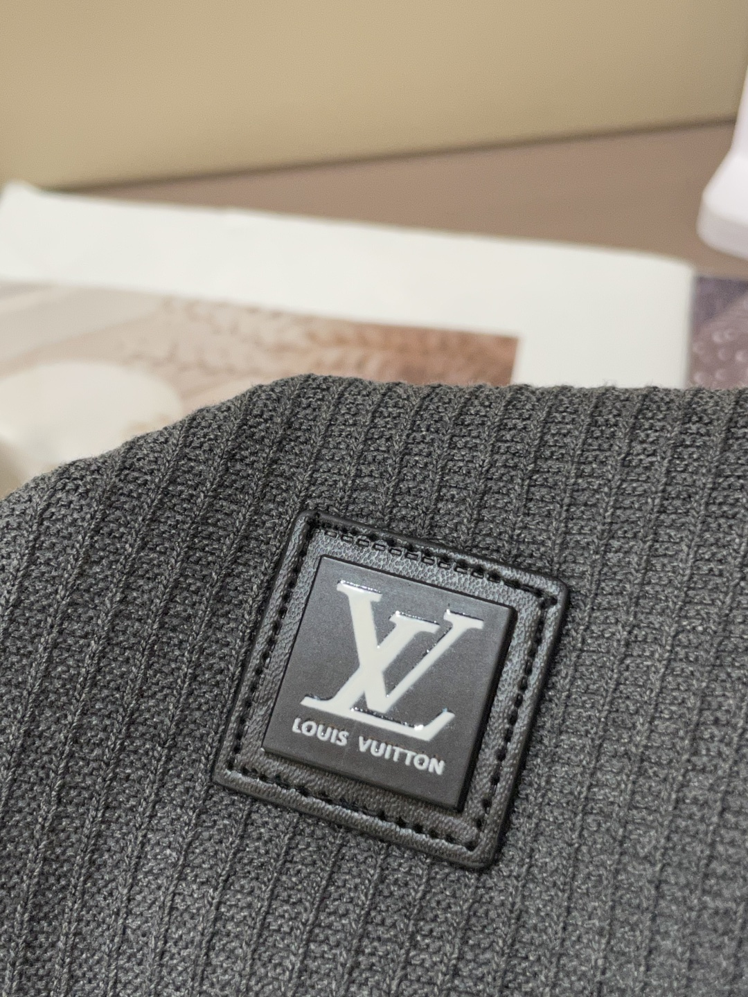 
Lv 2025ss秋冬打底新品男士针织短袖衫！独家首发 采用纤维超细与高弹的伊力特纱线织造而成，质感与