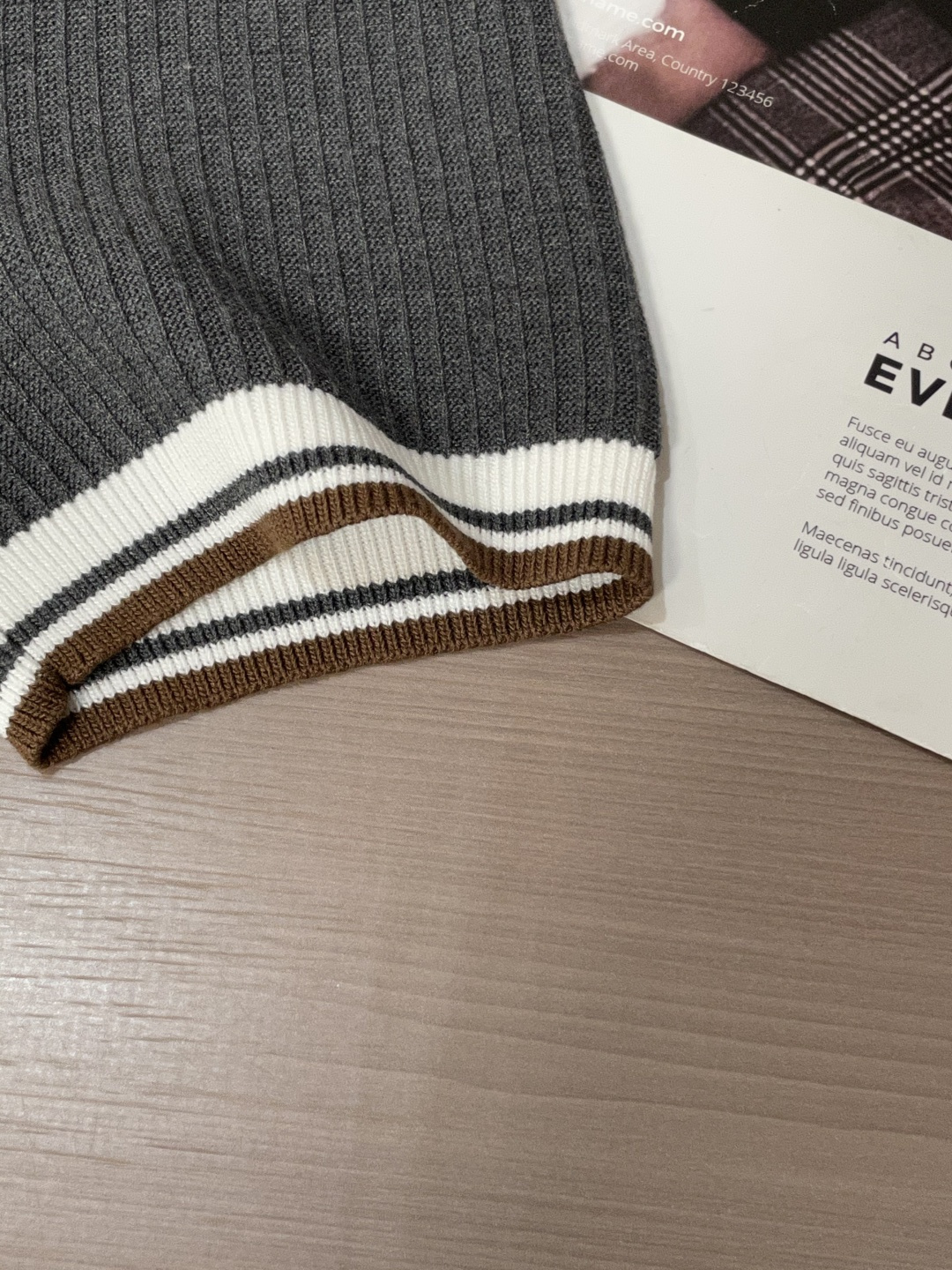 
Lv 2025ss秋冬打底新品男士针织短袖衫！独家首发 采用纤维超细与高弹的伊力特纱线织造而成，质感与