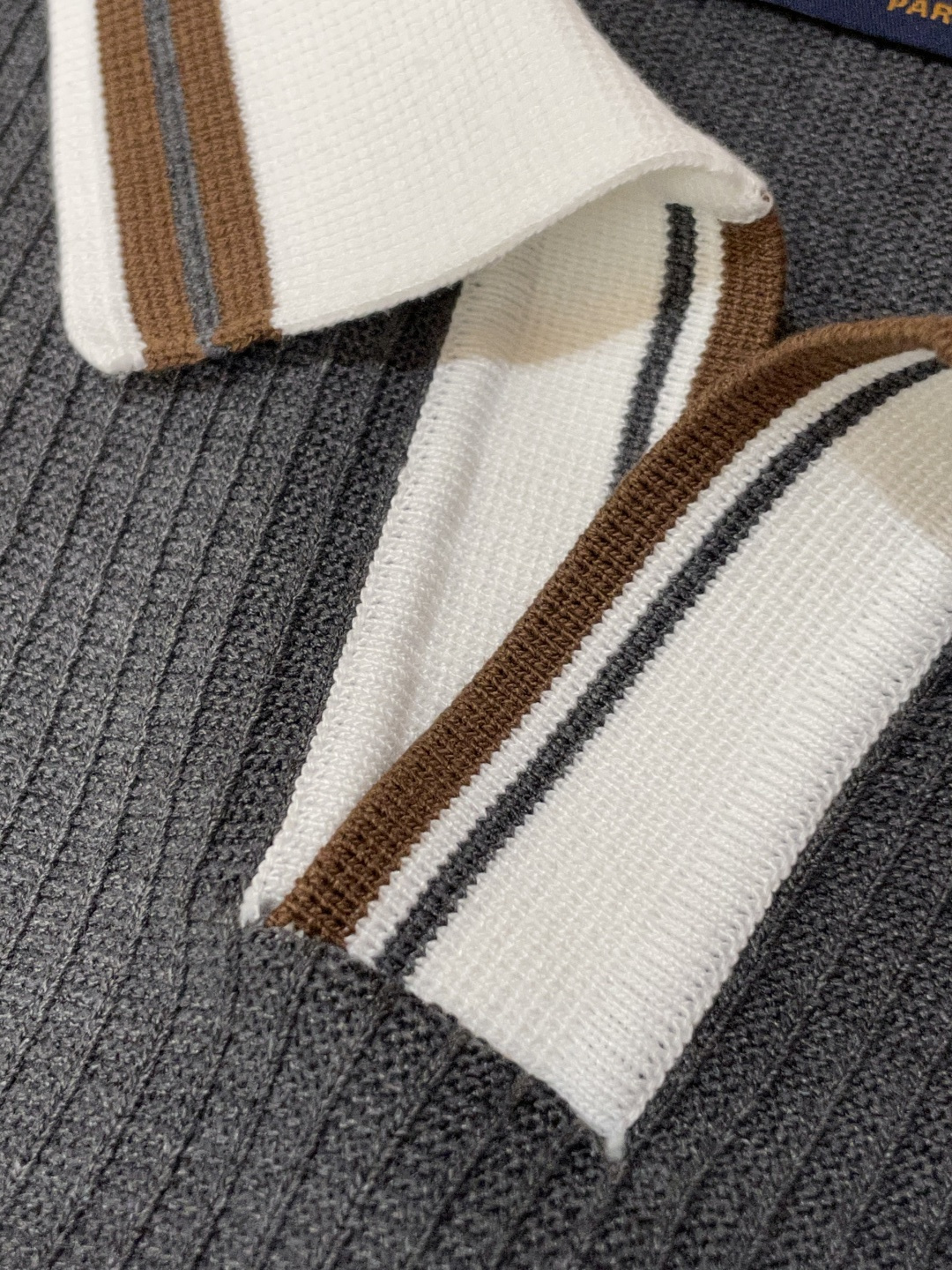 
Lv 2025ss秋冬打底新品男士针织短袖衫！独家首发 采用纤维超细与高弹的伊力特纱线织造而成，质感与