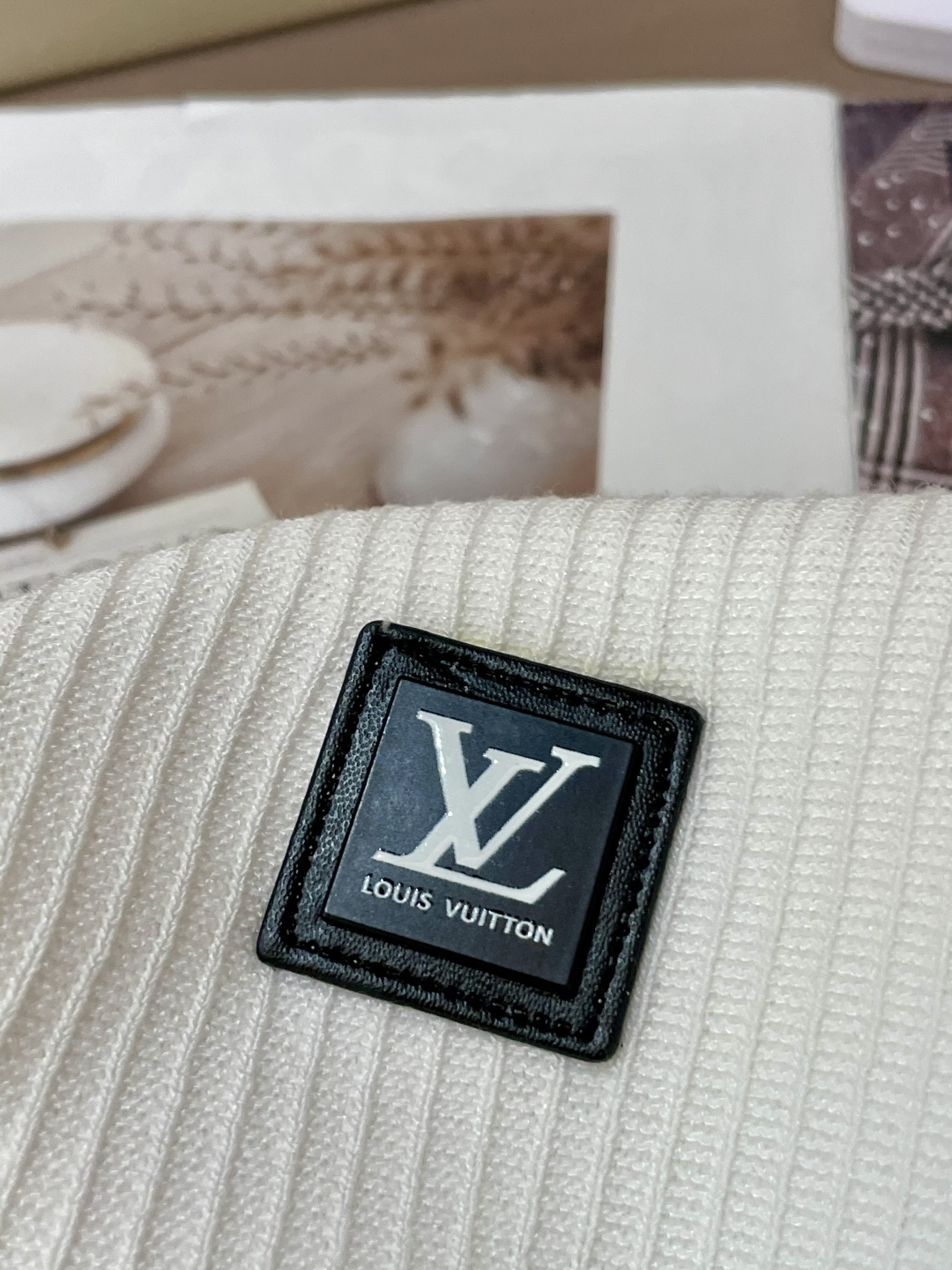 
Lv 2025ss秋冬打底新品男士针织短袖衫！独家首发 采用纤维超细与高弹的伊力特纱线织造而成，质感与