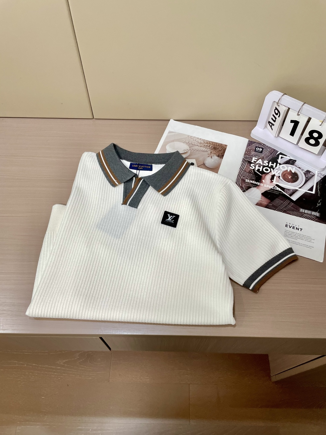 
Lv 2025ss秋冬打底新品男士针织短袖衫！独家首发 采用纤维超细与高弹的伊力特纱线织造而成，质感与