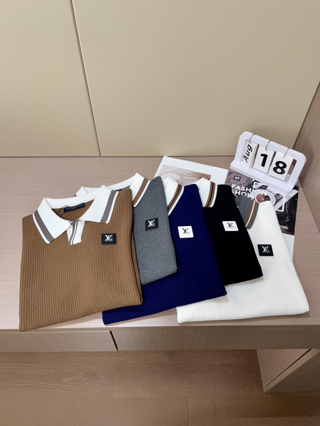 
Lv 2025ss秋冬打底新品男士针织短袖衫！独家首发 采用纤维超细与高弹的伊力特纱线织造而成，质感与