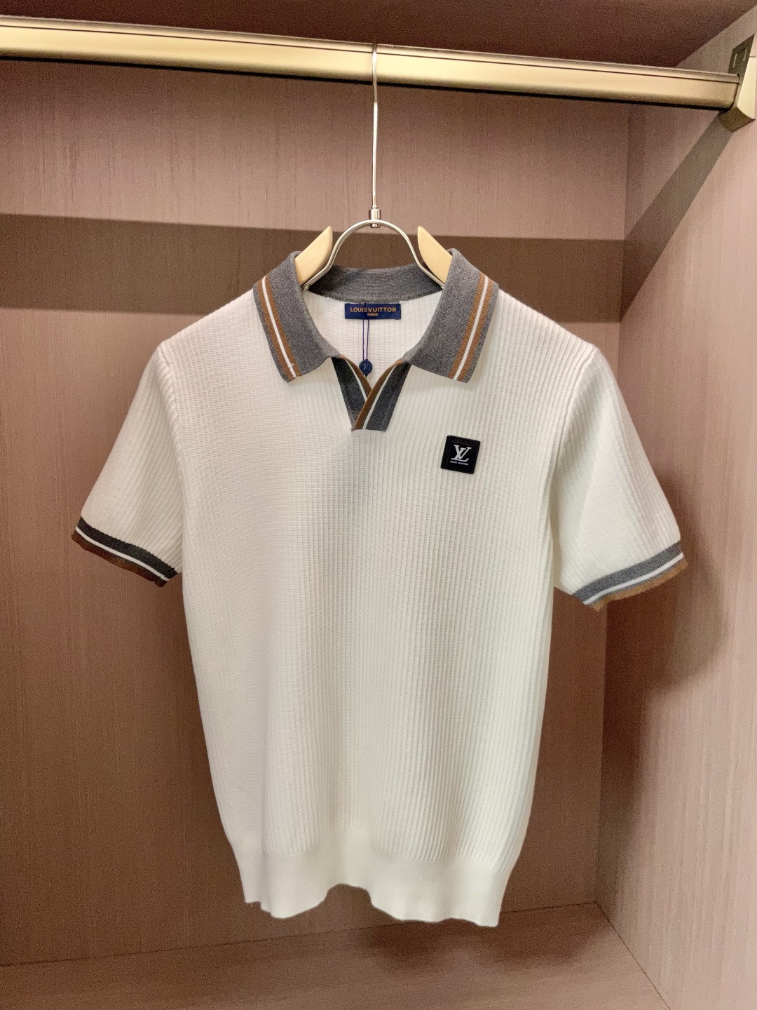 NO:513310,Lv 2025ss autumn and winter base new men's knitted short-sleeved shirt!  Exclusive first release is made of ultra-fine fiber and high elastic Yilit yarn. The texture and texture are super soft, very thin and soft, and the feel is extremely delicate and silky. The finer the yarn, the harder it is to work, and it is very time-consuming and material-consuming. It is a super rare product. The particularity of the fabric of each piece of clothing makes it silky soft and lubricating. The unique embroidery pattern on the chest can feel its softness and smoothness when it comes into contact with the skin!  The overall simple and atmospheric, continues the classic, calm and atmospheric, and naturally exudes casual and elegant Size M-3XL, louis vuitton, T-shirt, alexander wang19860909Lv 2025ss秋冬打底新品男士针织短袖衫！独家首发 采用纤维超细与高弹的伊力特纱线织造而成,质感与纹理都是超级的柔和,非常的轻薄柔软,手感极其的细腻丝滑,纱线越细做工就越难,并且非常的耗时耗料,超级难得一见的佳品,每件衣服的面料的特殊性使它具有丝般的柔软和润滑,胸前独特刺绣图案,与肌肤接触就能感觉到它的柔软和爽滑！整体简洁、大气,延续经典,沉稳大气的经典配色,自然散发出的休闲儒雅 尺码M-3XL,,louis vuitton,T-shirt,alexander wang,Men's clothing