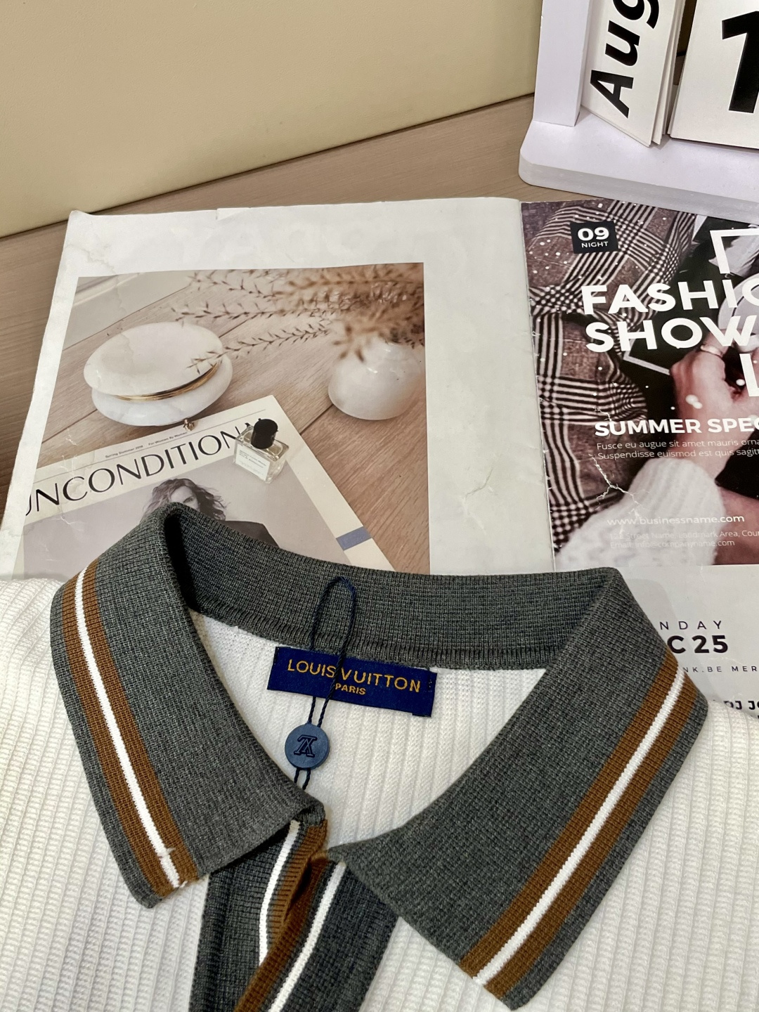 
Lv 2025ss秋冬打底新品男士针织短袖衫！独家首发 采用纤维超细与高弹的伊力特纱线织造而成，质感与