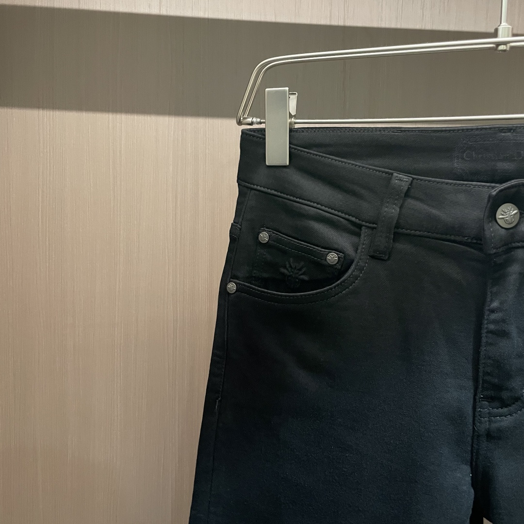 
Dior
专柜最新同款牛仔裤 面料版型做工绝绝子
好穿不挑身材在搭配上没有太多的限制 随意简洁的衬托其