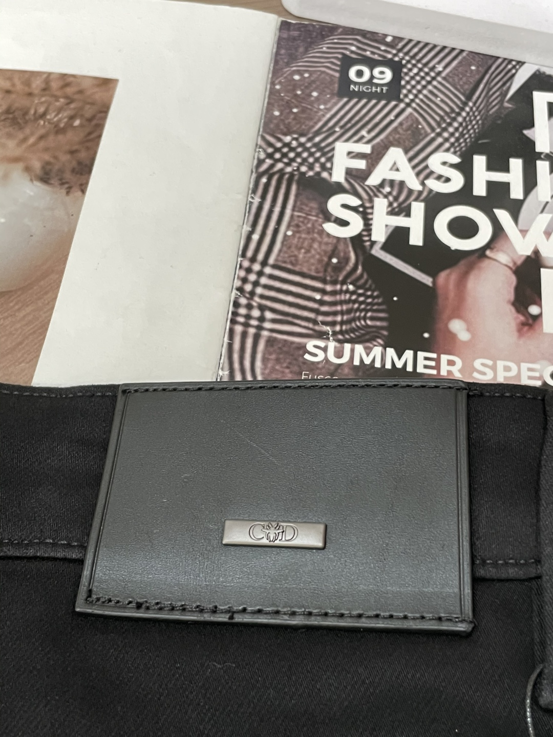 
Dior
专柜最新同款牛仔裤 面料版型做工绝绝子
好穿不挑身材在搭配上没有太多的限制 随意简洁的衬托其