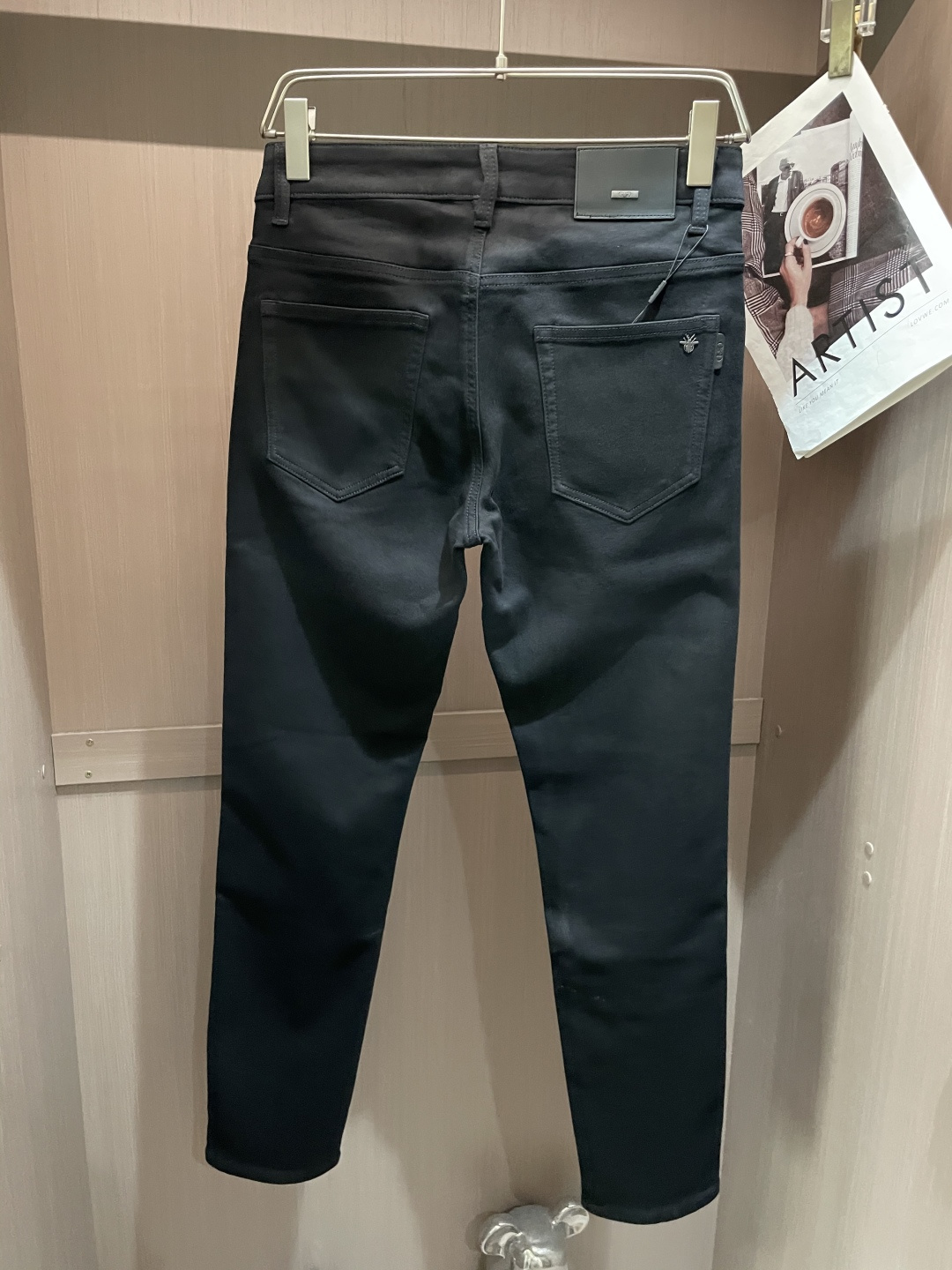 
Dior
专柜最新同款牛仔裤 面料版型做工绝绝子
好穿不挑身材在搭配上没有太多的限制 随意简洁的衬托其