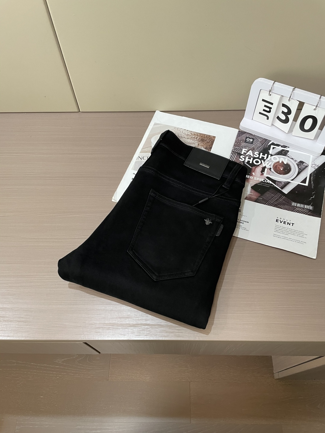 
Dior
专柜最新同款牛仔裤 面料版型做工绝绝子
好穿不挑身材在搭配上没有太多的限制 随意简洁的衬托其