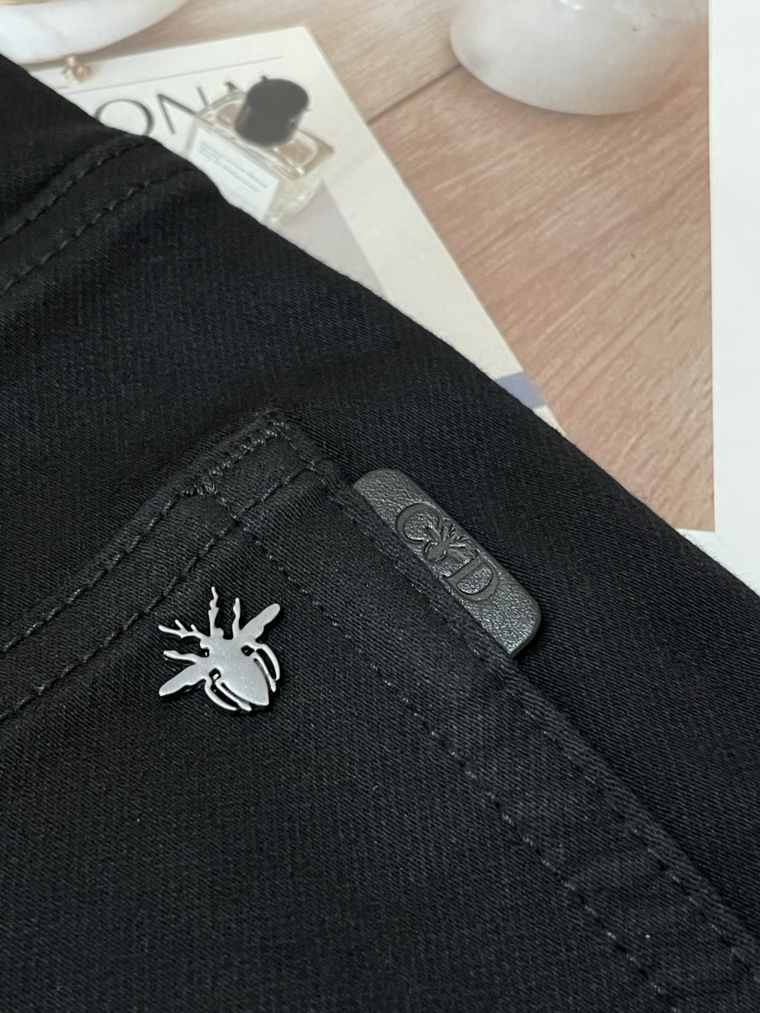 
Dior
专柜最新同款牛仔裤 面料版型做工绝绝子
好穿不挑身材在搭配上没有太多的限制 随意简洁的衬托其