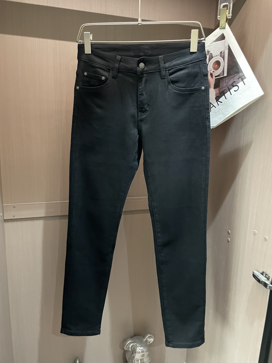 
Dior
专柜最新同款牛仔裤 面料版型做工绝绝子
好穿不挑身材在搭配上没有太多的限制 随意简洁的衬托其