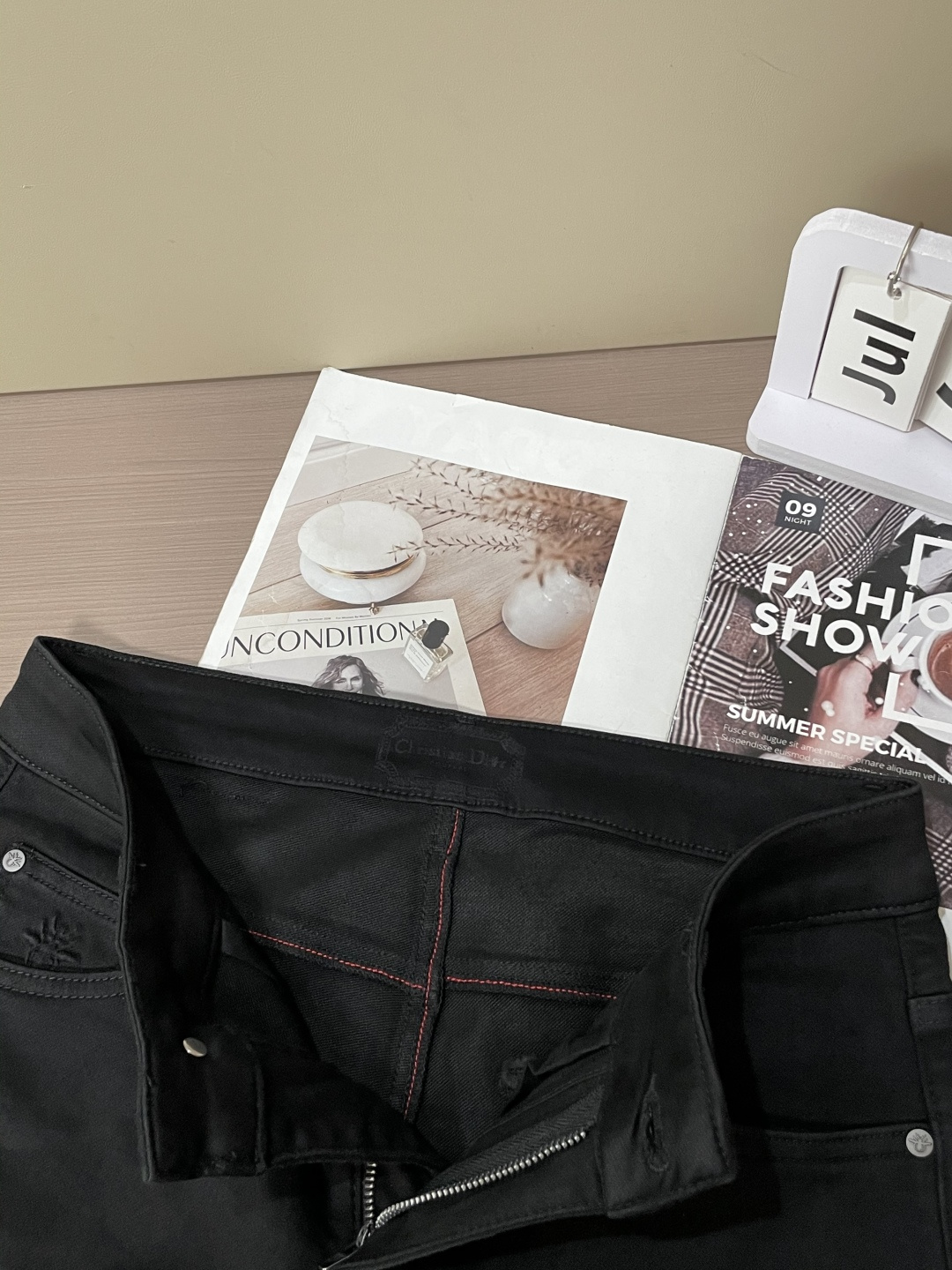 
Dior
专柜最新同款牛仔裤 面料版型做工绝绝子
好穿不挑身材在搭配上没有太多的限制 随意简洁的衬托其