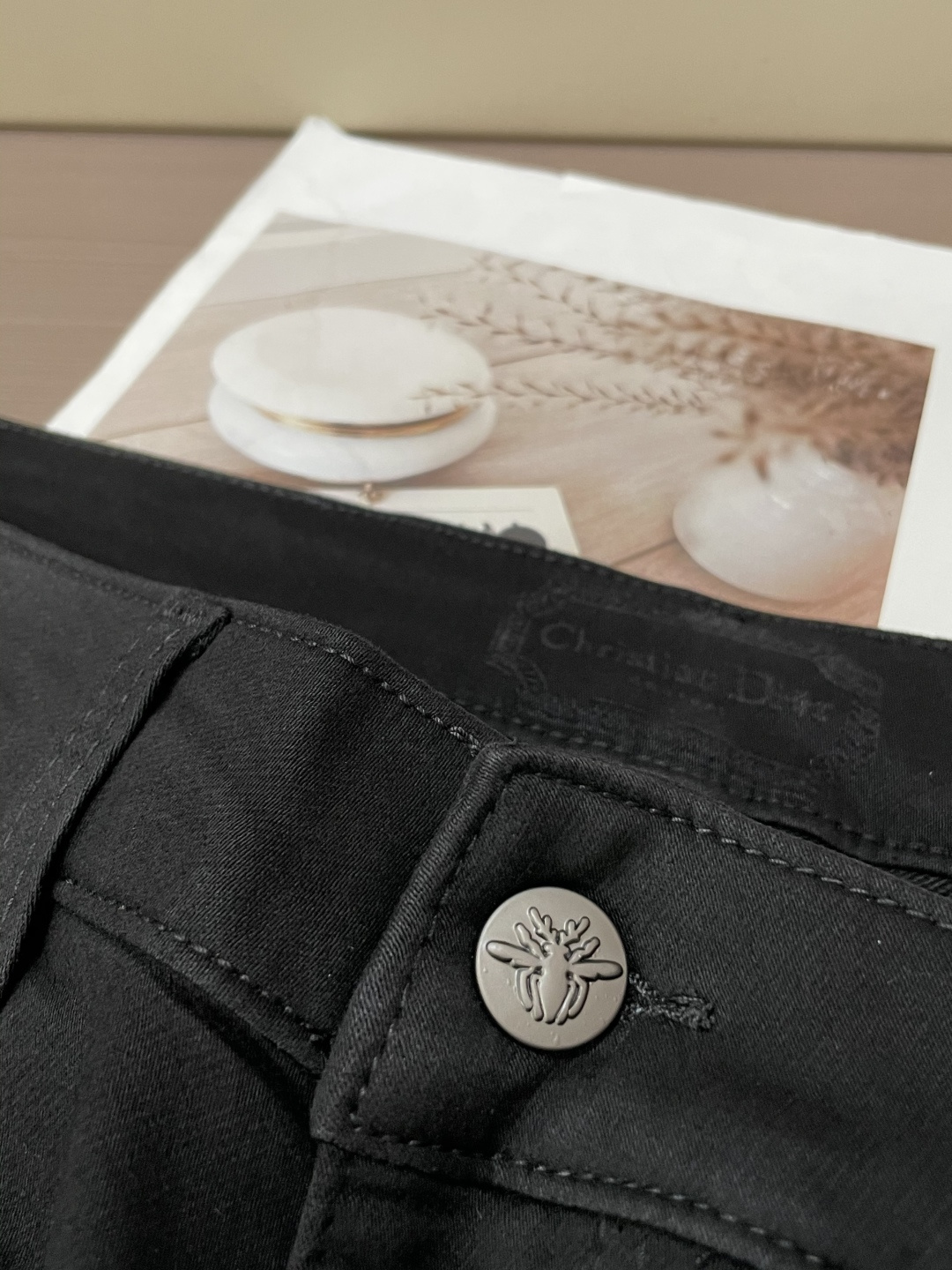 
Dior
专柜最新同款牛仔裤 面料版型做工绝绝子
好穿不挑身材在搭配上没有太多的限制 随意简洁的衬托其