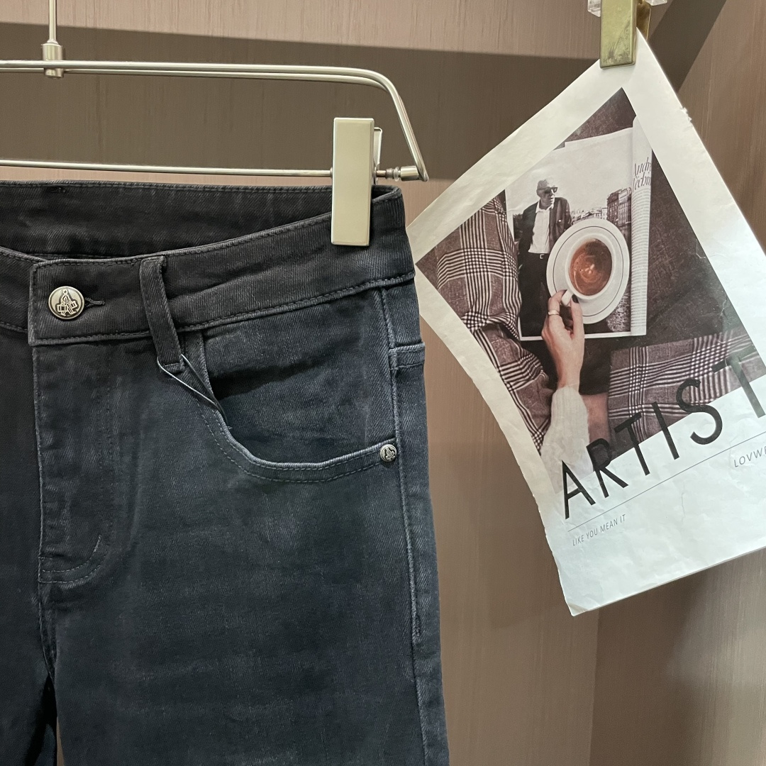 
Prad 
专柜最新同款牛仔裤 面料版型做工绝绝子
好穿不挑身材在搭配上没有太多的限制 随意简洁的衬托