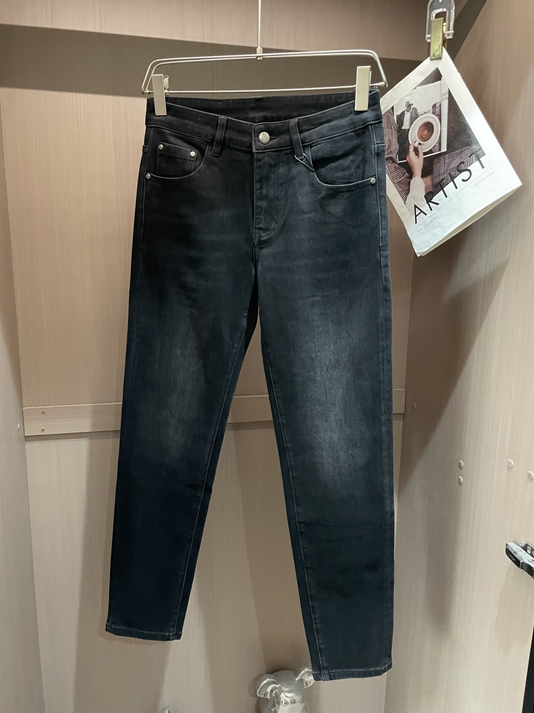NO:513312,The latest same style of jeans in Prad counter, the fabric style is absolutely craftsmanship, easy to wear, not picky about body shape, there is no limit on matching, casual and simple set off other items to show your style and posture~ You can match any style of items, match with various T-shirts/shirts, knitted jackets, you don’t have to worry about matching on your daily trip 3 sizes 29-38,,prada,jeans,jackets & coats,shirts,tees,t-shirt,alexander wang19860909Prad 专柜最新同款牛仔裤 面料版型做工绝绝子 好穿不挑身材在搭配上没有太多的限制 随意简洁的衬托其他单品,来展现自己的风格姿态～ 可以百搭任何风格的单品,搭配各种T恤／衬衫,针织外套都可,日常外出不必再为搭配而烦恼了3 尺码 29-38,,prada,jeans,jackets & coats,shirts,tees，t-shirt,alexander wang,Men's clothing