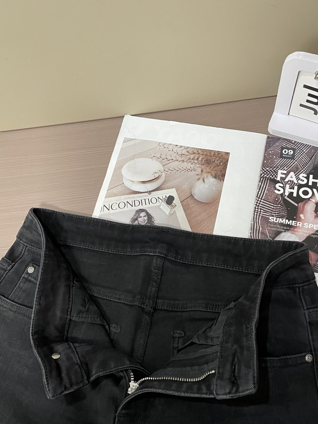 
Prad 
专柜最新同款牛仔裤 面料版型做工绝绝子
好穿不挑身材在搭配上没有太多的限制 随意简洁的衬托