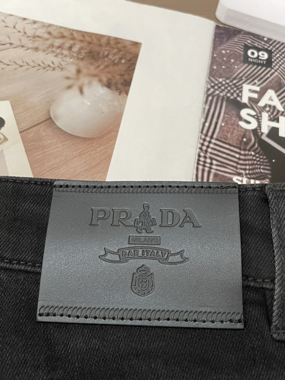 
Prad 
专柜最新同款牛仔裤 面料版型做工绝绝子
好穿不挑身材在搭配上没有太多的限制 随意简洁的衬托