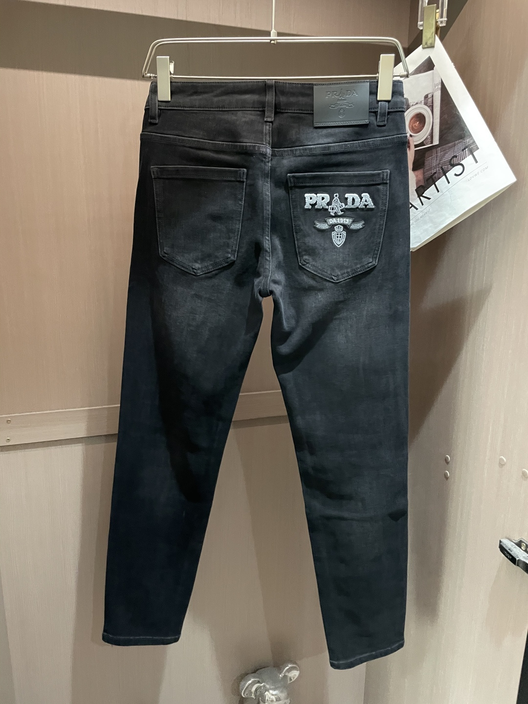 
Prad 
专柜最新同款牛仔裤 面料版型做工绝绝子
好穿不挑身材在搭配上没有太多的限制 随意简洁的衬托