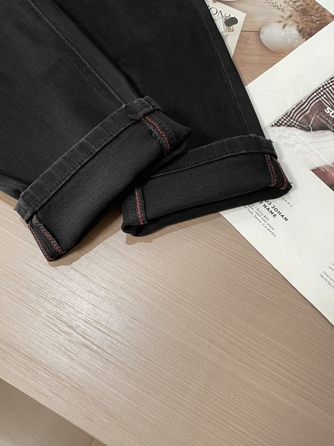 
Prad 
专柜最新同款牛仔裤 面料版型做工绝绝子
好穿不挑身材在搭配上没有太多的限制 随意简洁的衬托