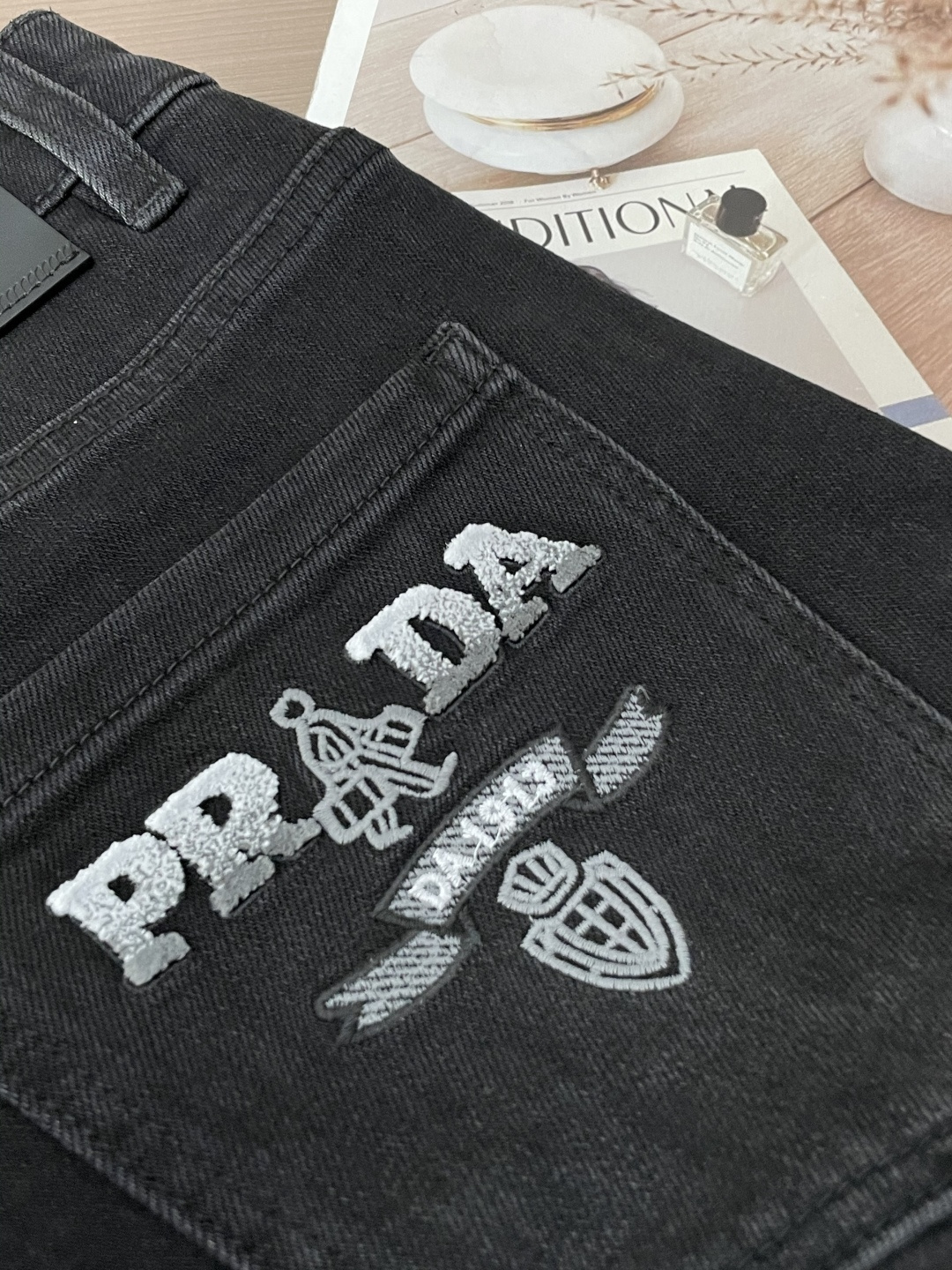 
Prad 
专柜最新同款牛仔裤 面料版型做工绝绝子
好穿不挑身材在搭配上没有太多的限制 随意简洁的衬托