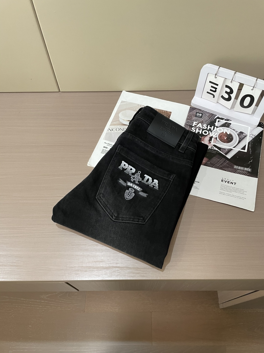 
Prad 
专柜最新同款牛仔裤 面料版型做工绝绝子
好穿不挑身材在搭配上没有太多的限制 随意简洁的衬托