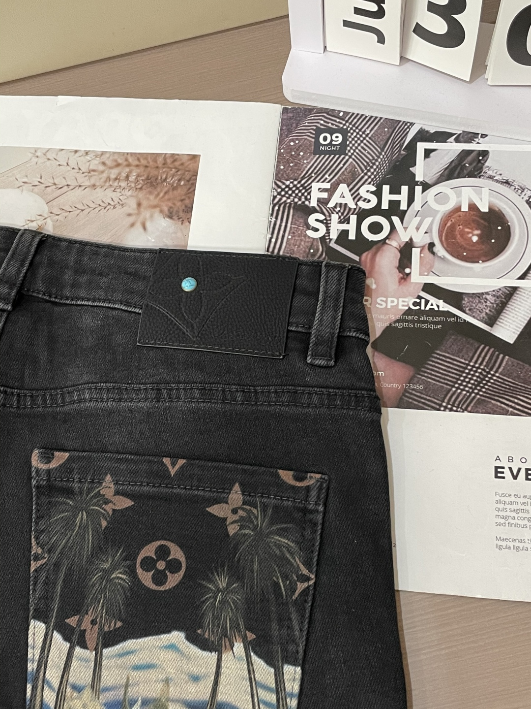 
Lv
专柜最新同款牛仔裤 面料版型做工绝绝子
好穿不挑身材在搭配上没有太多的限制 随意简洁的衬托其他单