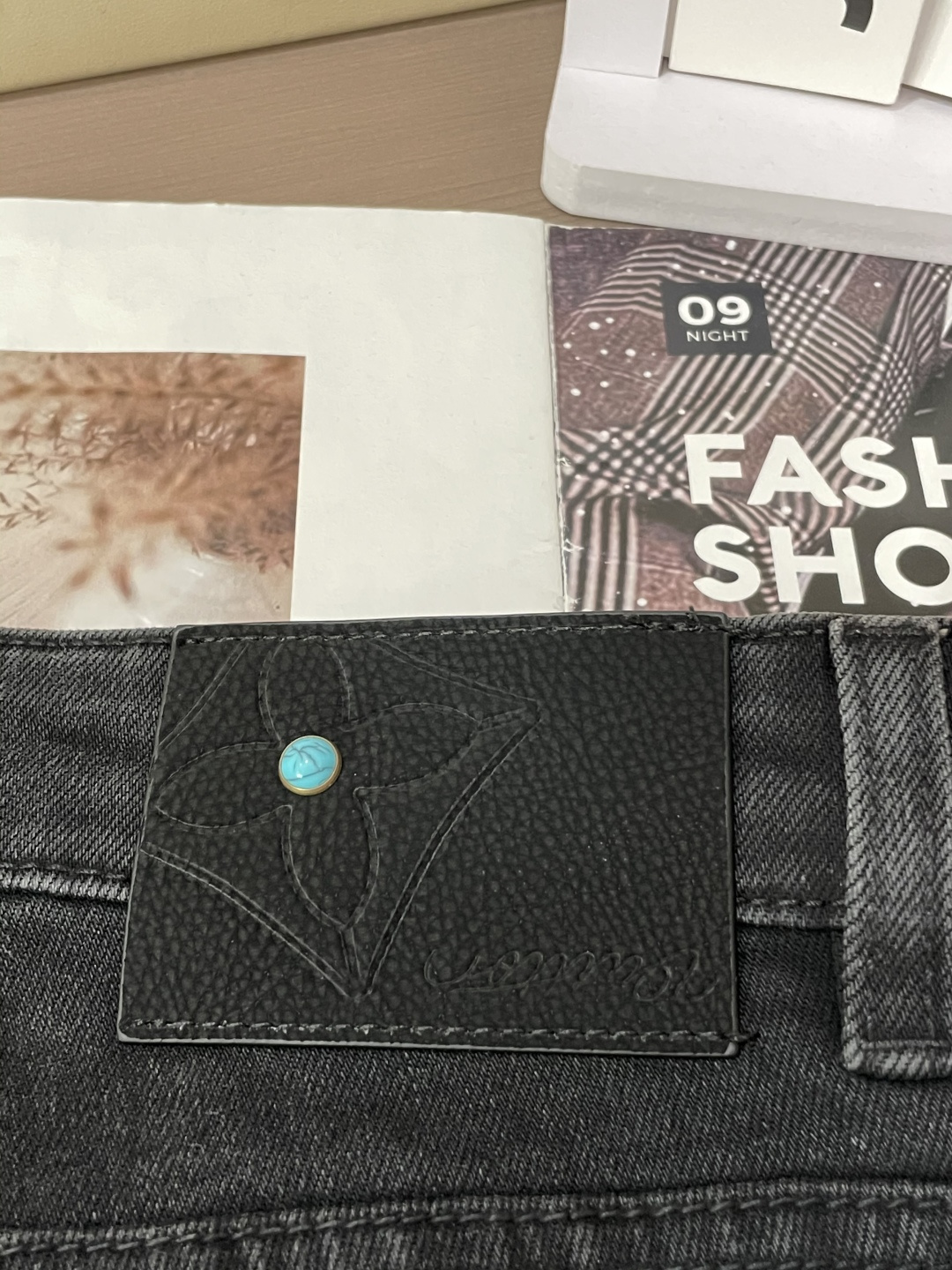 
Lv
专柜最新同款牛仔裤 面料版型做工绝绝子
好穿不挑身材在搭配上没有太多的限制 随意简洁的衬托其他单