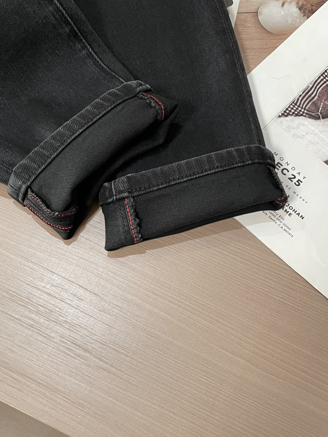 
Lv
专柜最新同款牛仔裤 面料版型做工绝绝子
好穿不挑身材在搭配上没有太多的限制 随意简洁的衬托其他单