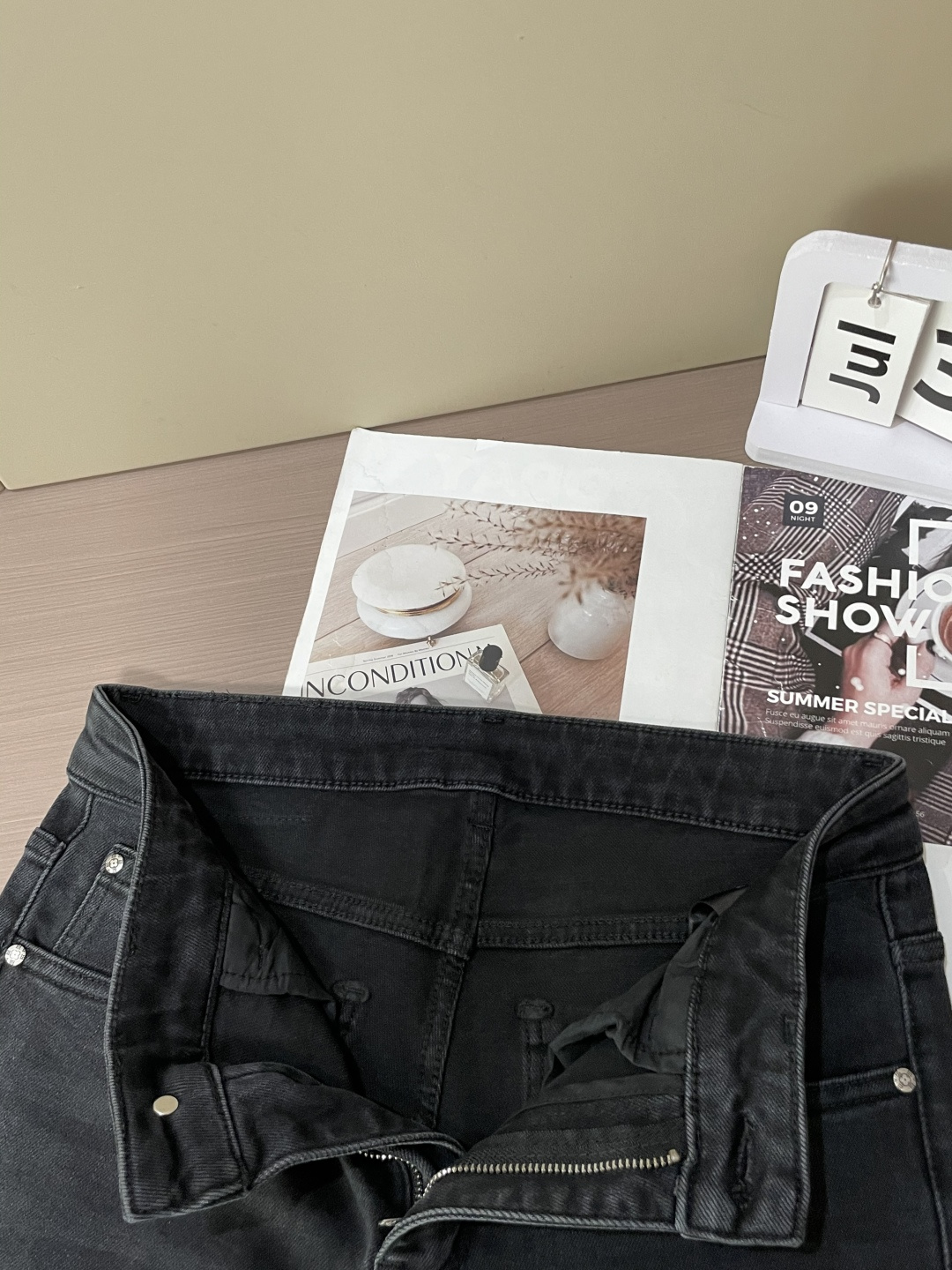 
Lv
专柜最新同款牛仔裤 面料版型做工绝绝子
好穿不挑身材在搭配上没有太多的限制 随意简洁的衬托其他单