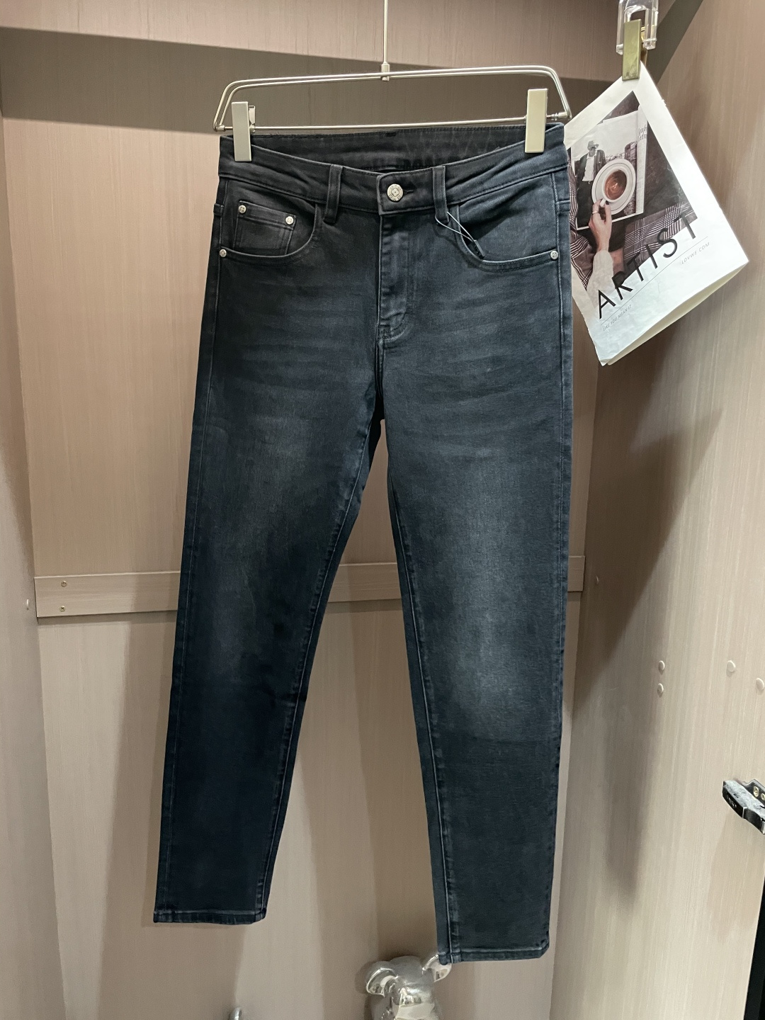 NO:513314,Lv counter latest same style of jeans, fabric style and workmanship are excellent. It is easy to wear but not picky about body shape. There are no restrictions on matching. It can set off other items in a simple way to show your style and posture~ You can match any style of items, match them with various T-shirts/shirts, knitted jackets, and you don’t have to worry about matching when going out every day. 3 sizes 29-38,,louis vuitton,jeans,jackets & coats,shirts,tees,t-shirt,alexander wang19860909Lv 专柜最新同款牛仔裤 面料版型做工绝绝子 好穿不挑身材在搭配上没有太多的限制 随意简洁的衬托其他单品,来展现自己的风格姿态～ 可以百搭任何风格的单品,搭配各种T恤／衬衫,针织外套都可,日常外出不必再为搭配而烦恼了3 尺码 29-38,,louis vuitton,jeans,jackets & coats,shirts,tees，t-shirt,alexander wang,Men's clothing