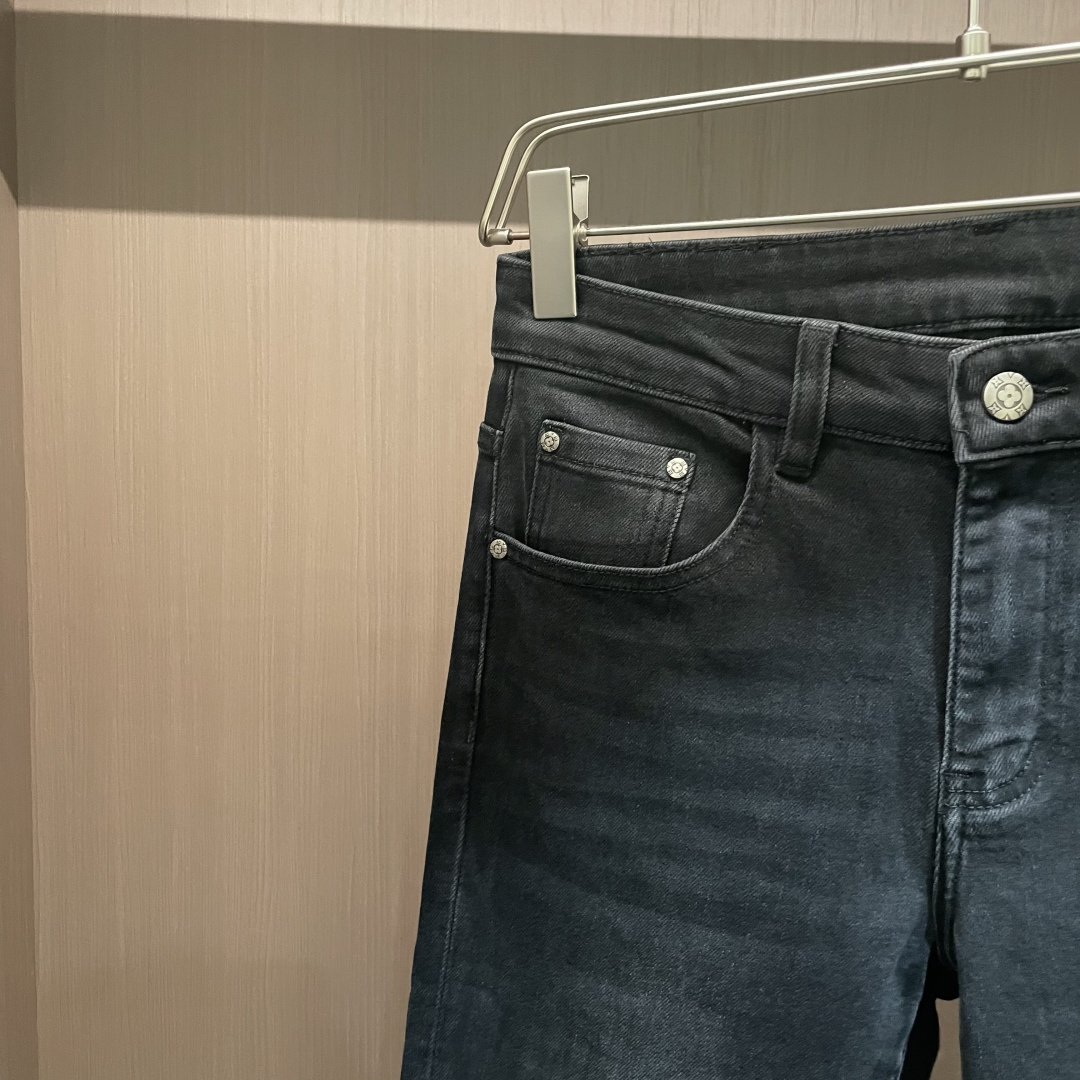 
Lv
专柜最新同款牛仔裤 面料版型做工绝绝子
好穿不挑身材在搭配上没有太多的限制 随意简洁的衬托其他单