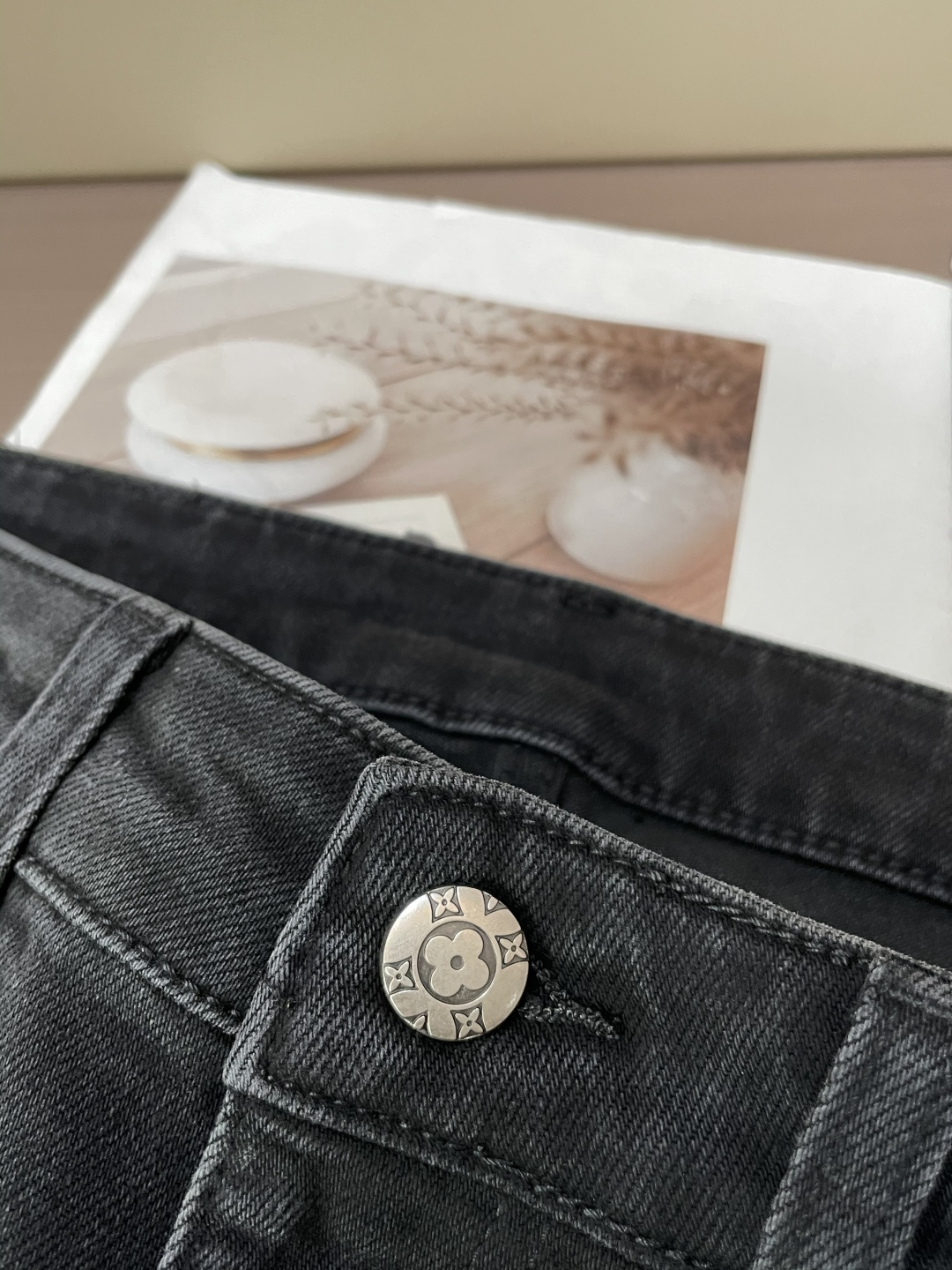 
Lv
专柜最新同款牛仔裤 面料版型做工绝绝子
好穿不挑身材在搭配上没有太多的限制 随意简洁的衬托其他单