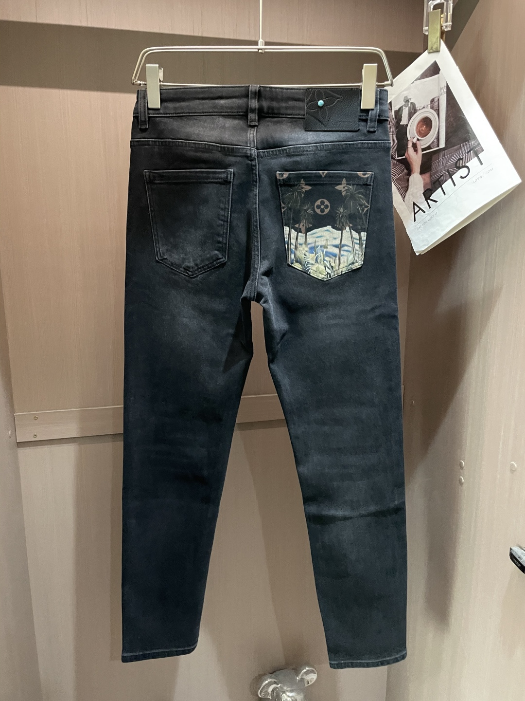 
Lv
专柜最新同款牛仔裤 面料版型做工绝绝子
好穿不挑身材在搭配上没有太多的限制 随意简洁的衬托其他单