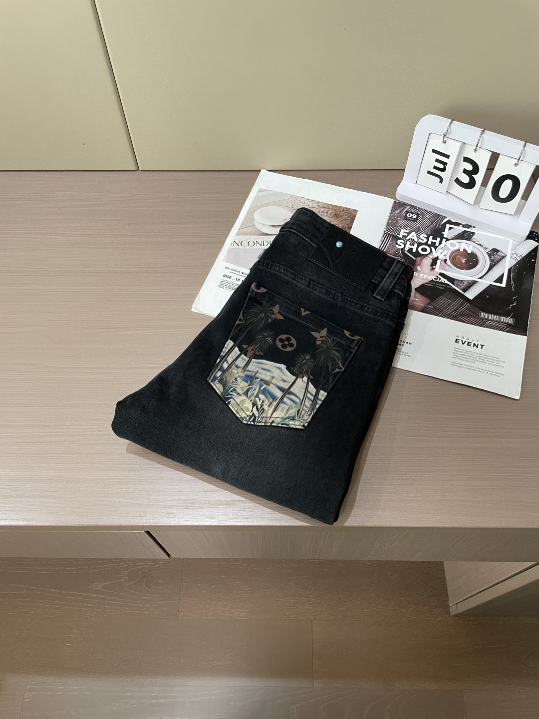 
Lv
专柜最新同款牛仔裤 面料版型做工绝绝子
好穿不挑身材在搭配上没有太多的限制 随意简洁的衬托其他单