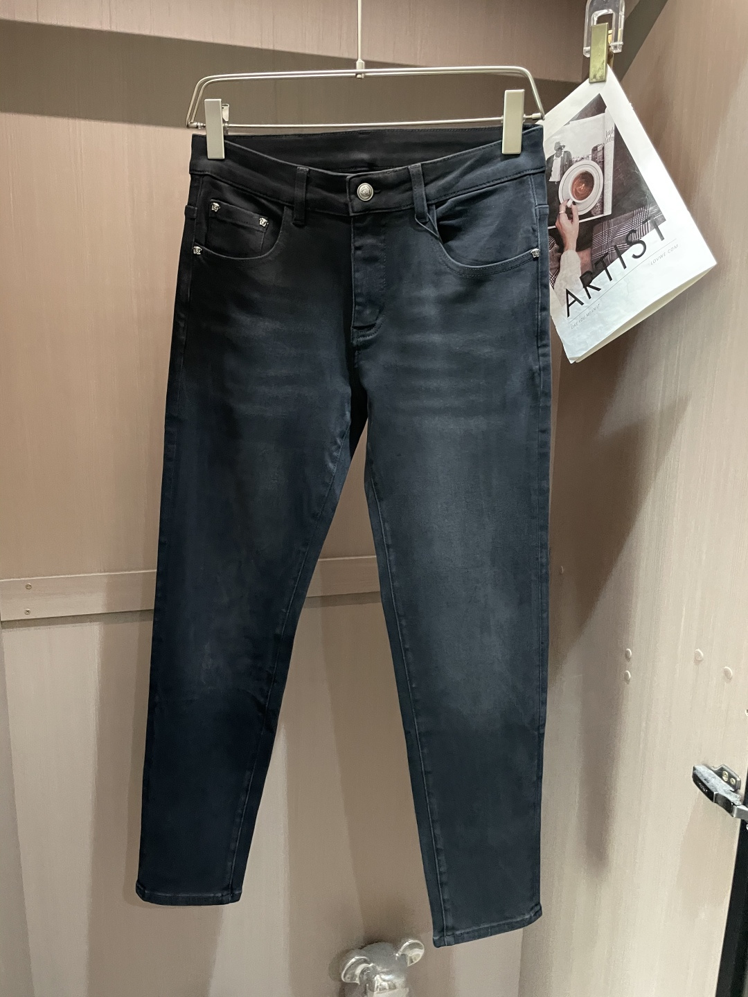 NO:513316,Versace The latest style of jeans in the counter, the fabric style is absolutely craftsmanship, and it is easy to wear but not picky about the figure. There are no restrictions on matching. You can set off other items in a simple way to show your style and posture~ You can match any style of items, match them with various T-shirts/shirts, knitted jackets, and you don’t have to worry about matching when going out every day. 3 sizes 29-38,,versace,jeans,jackets & coats,shirts,tees,t-shirt,alexander wang19860909范思哲 专柜最新同款牛仔裤 面料版型做工绝绝子 好穿不挑身材在搭配上没有太多的限制 随意简洁的衬托其他单品,来展现自己的风格姿态～ 可以百搭任何风格的单品,搭配各种T恤／衬衫,针织外套都可,日常外出不必再为搭配而烦恼了3 尺码 29-38,,versace,jeans,jackets & coats,shirts,tees，t-shirt,alexander wang,Men's clothing