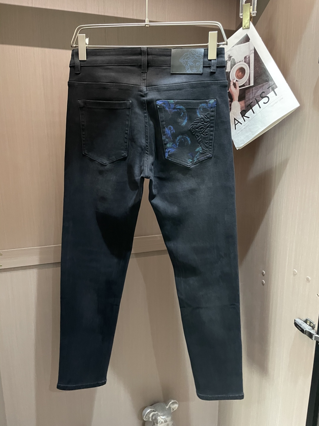 
范思哲
专柜最新同款牛仔裤 面料版型做工绝绝子
好穿不挑身材在搭配上没有太多的限制 随意简洁的衬托其他