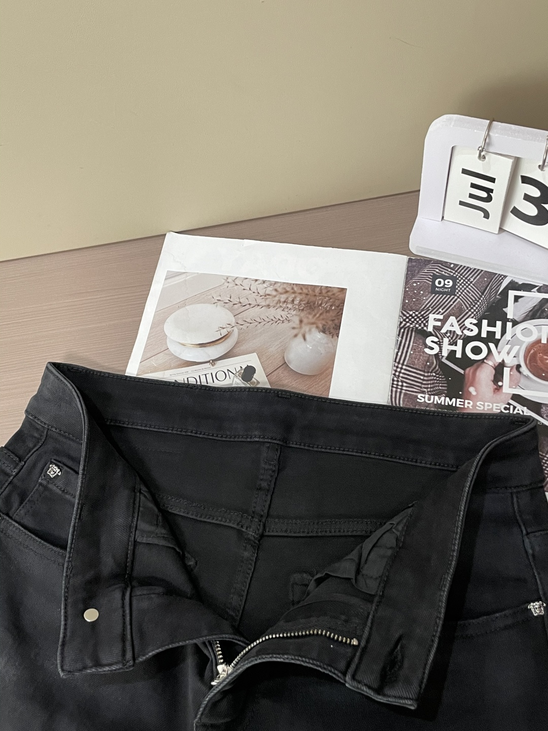 
范思哲
专柜最新同款牛仔裤 面料版型做工绝绝子
好穿不挑身材在搭配上没有太多的限制 随意简洁的衬托其他