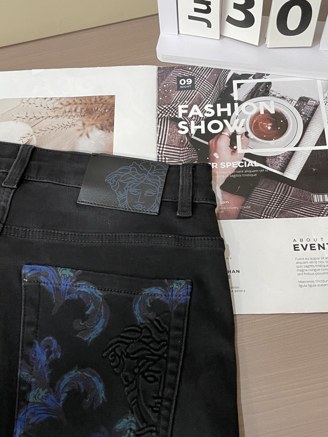 
范思哲
专柜最新同款牛仔裤 面料版型做工绝绝子
好穿不挑身材在搭配上没有太多的限制 随意简洁的衬托其他