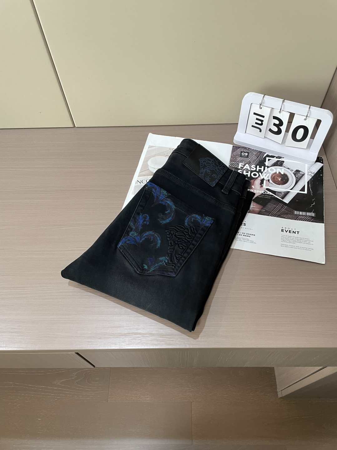 
范思哲
专柜最新同款牛仔裤 面料版型做工绝绝子
好穿不挑身材在搭配上没有太多的限制 随意简洁的衬托其他