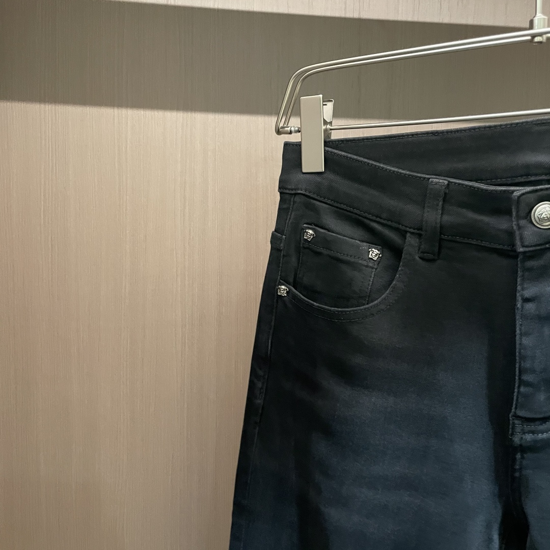 
范思哲
专柜最新同款牛仔裤 面料版型做工绝绝子
好穿不挑身材在搭配上没有太多的限制 随意简洁的衬托其他