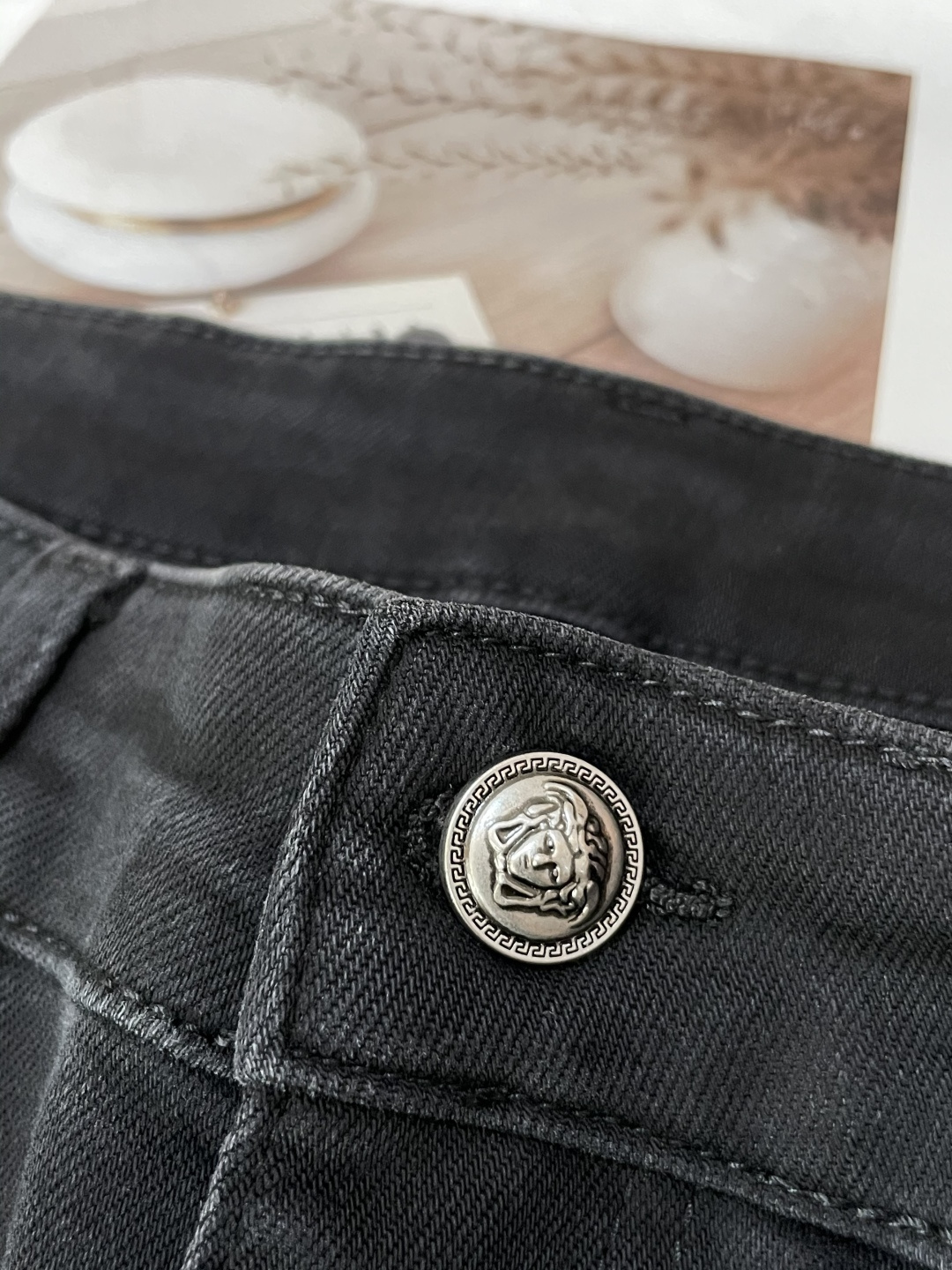 
范思哲
专柜最新同款牛仔裤 面料版型做工绝绝子
好穿不挑身材在搭配上没有太多的限制 随意简洁的衬托其他