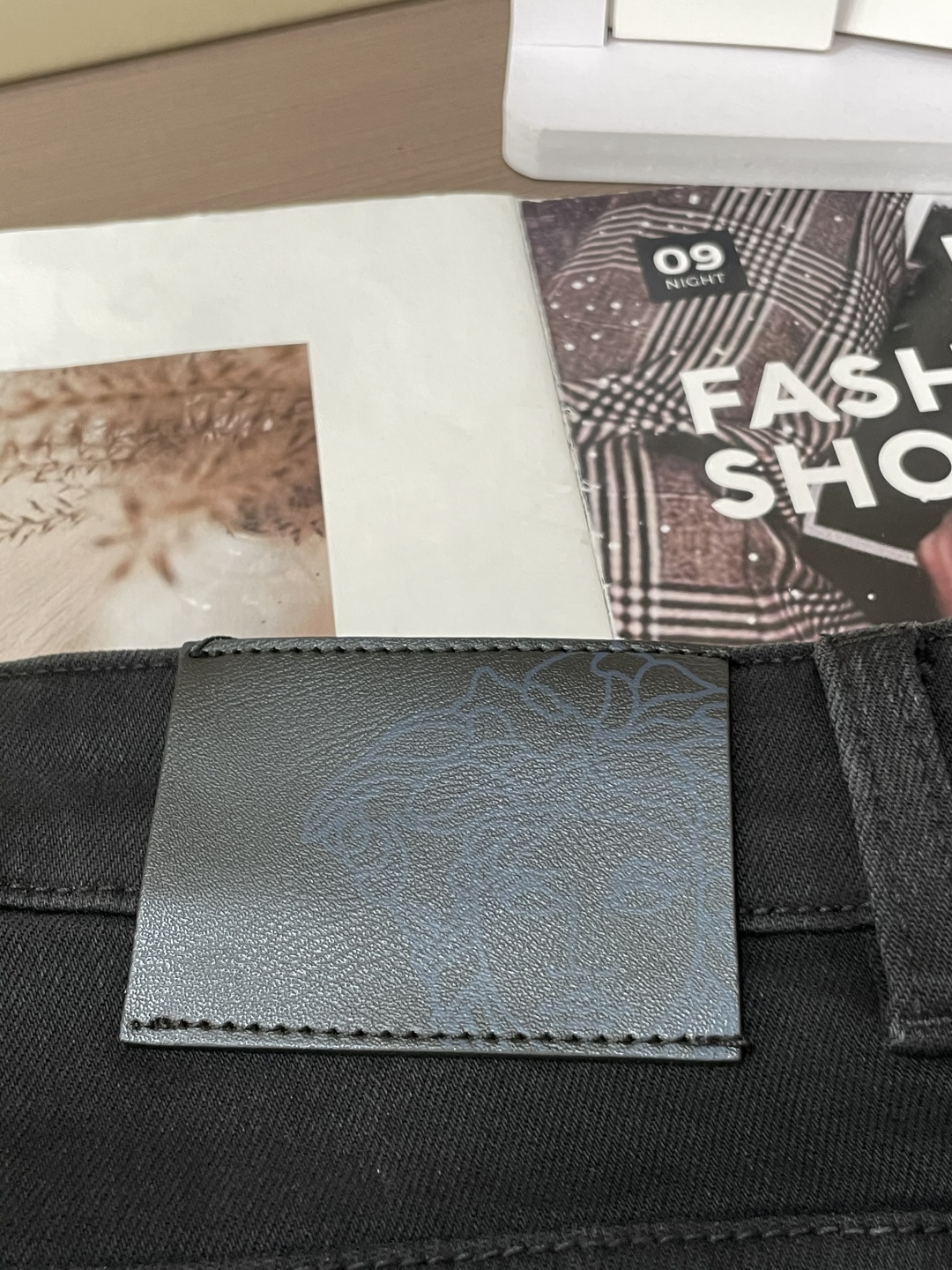 
范思哲
专柜最新同款牛仔裤 面料版型做工绝绝子
好穿不挑身材在搭配上没有太多的限制 随意简洁的衬托其他