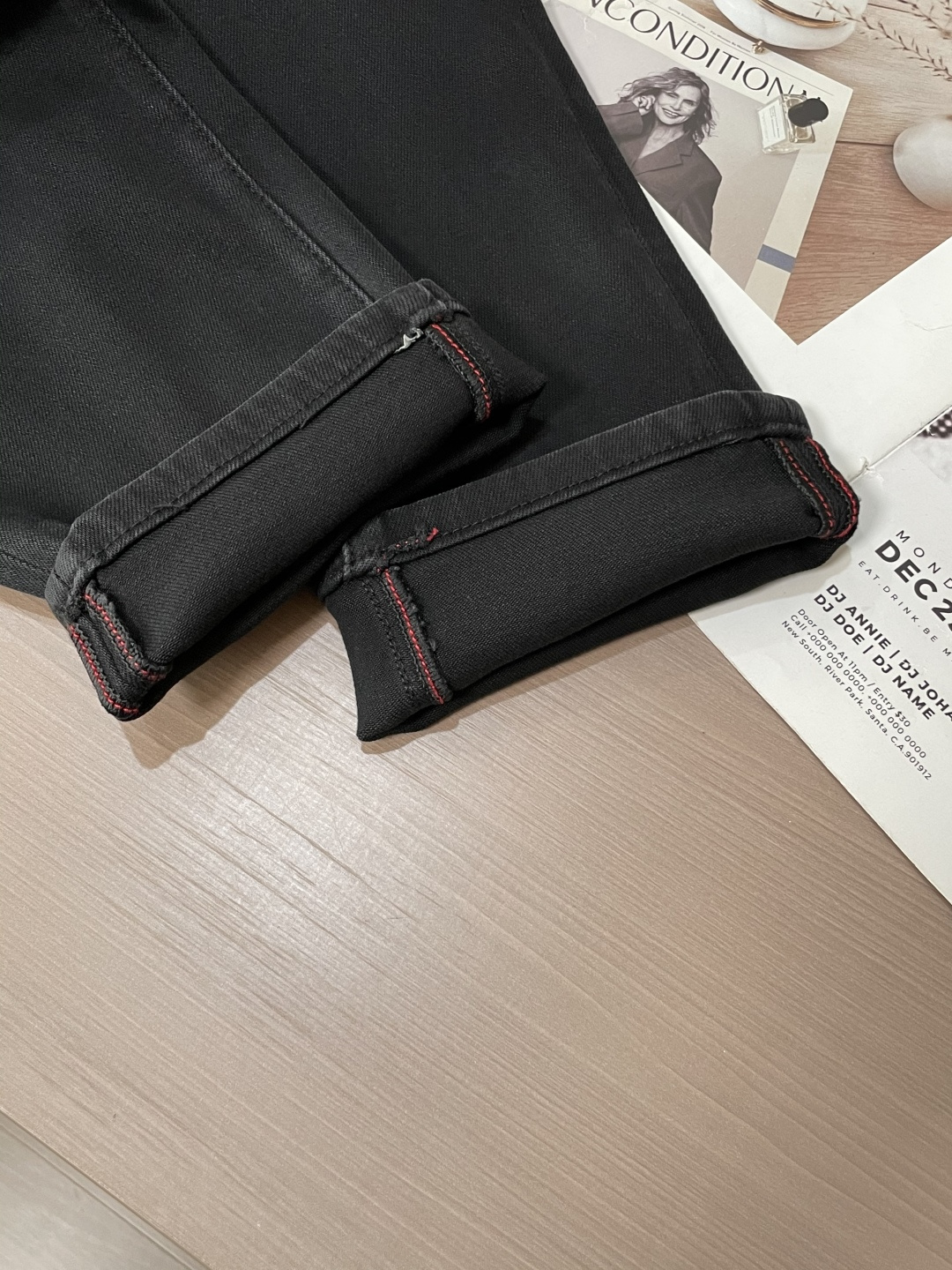 
范思哲
专柜最新同款牛仔裤 面料版型做工绝绝子
好穿不挑身材在搭配上没有太多的限制 随意简洁的衬托其他