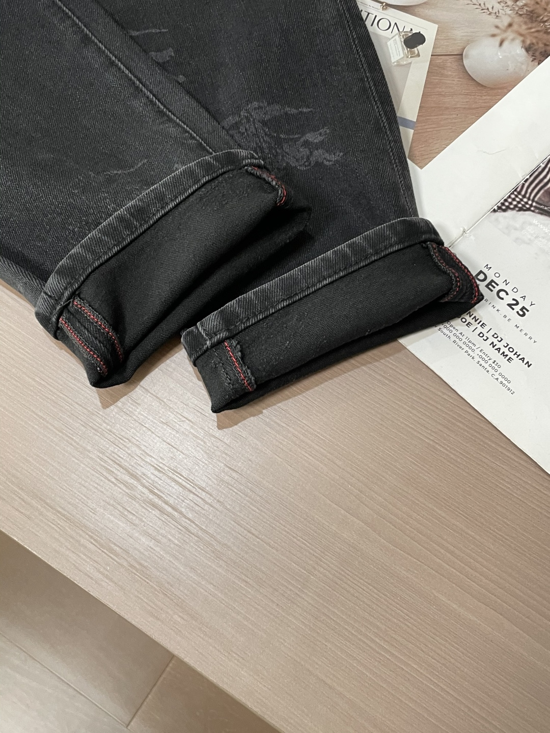 
Bur 
专柜最新同款牛仔裤 面料版型做工绝绝子
好穿不挑身材在搭配上没有太多的限制 随意简洁的衬托其